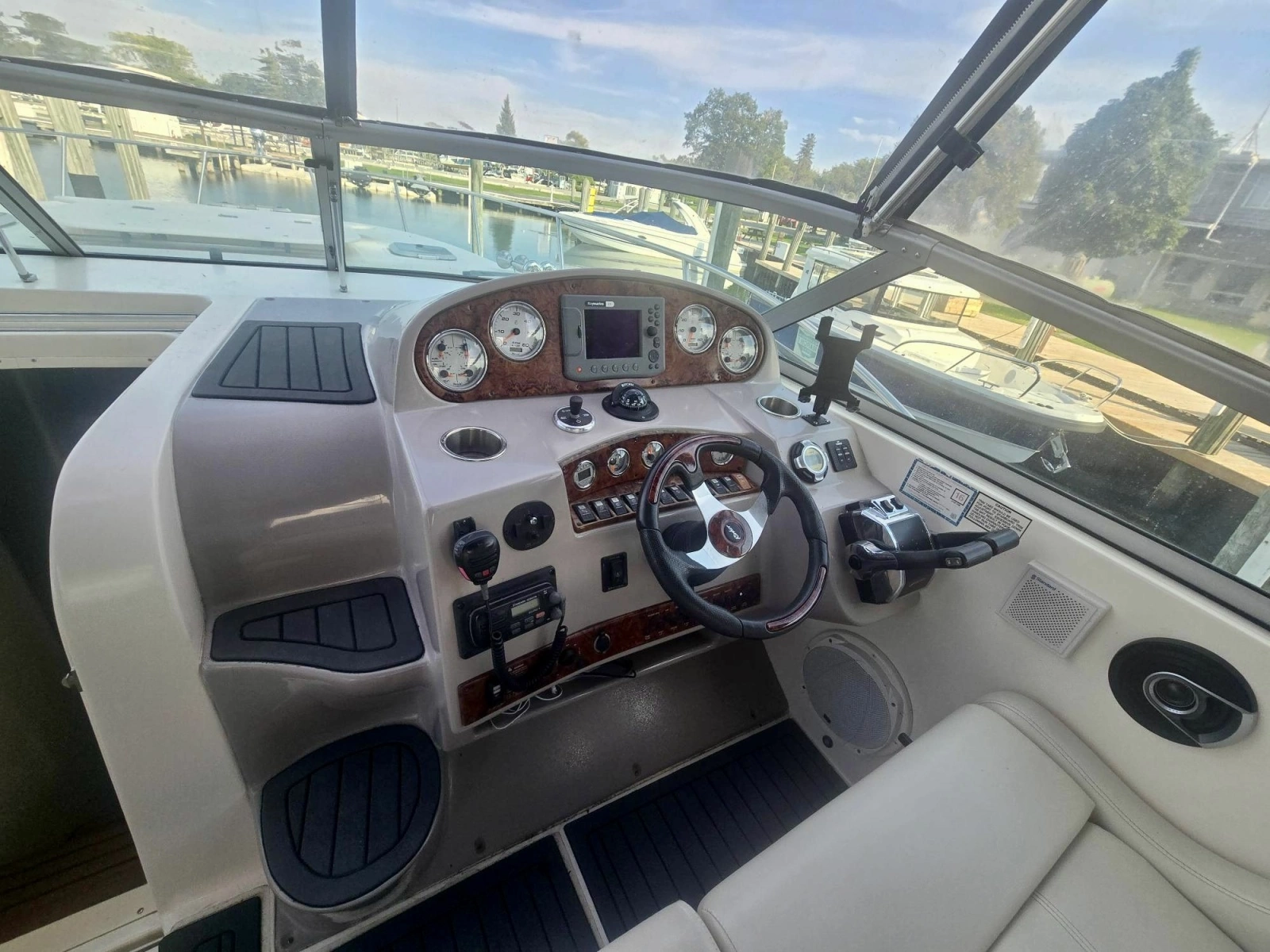 2005 Rinker Fiesta Vee 360 36