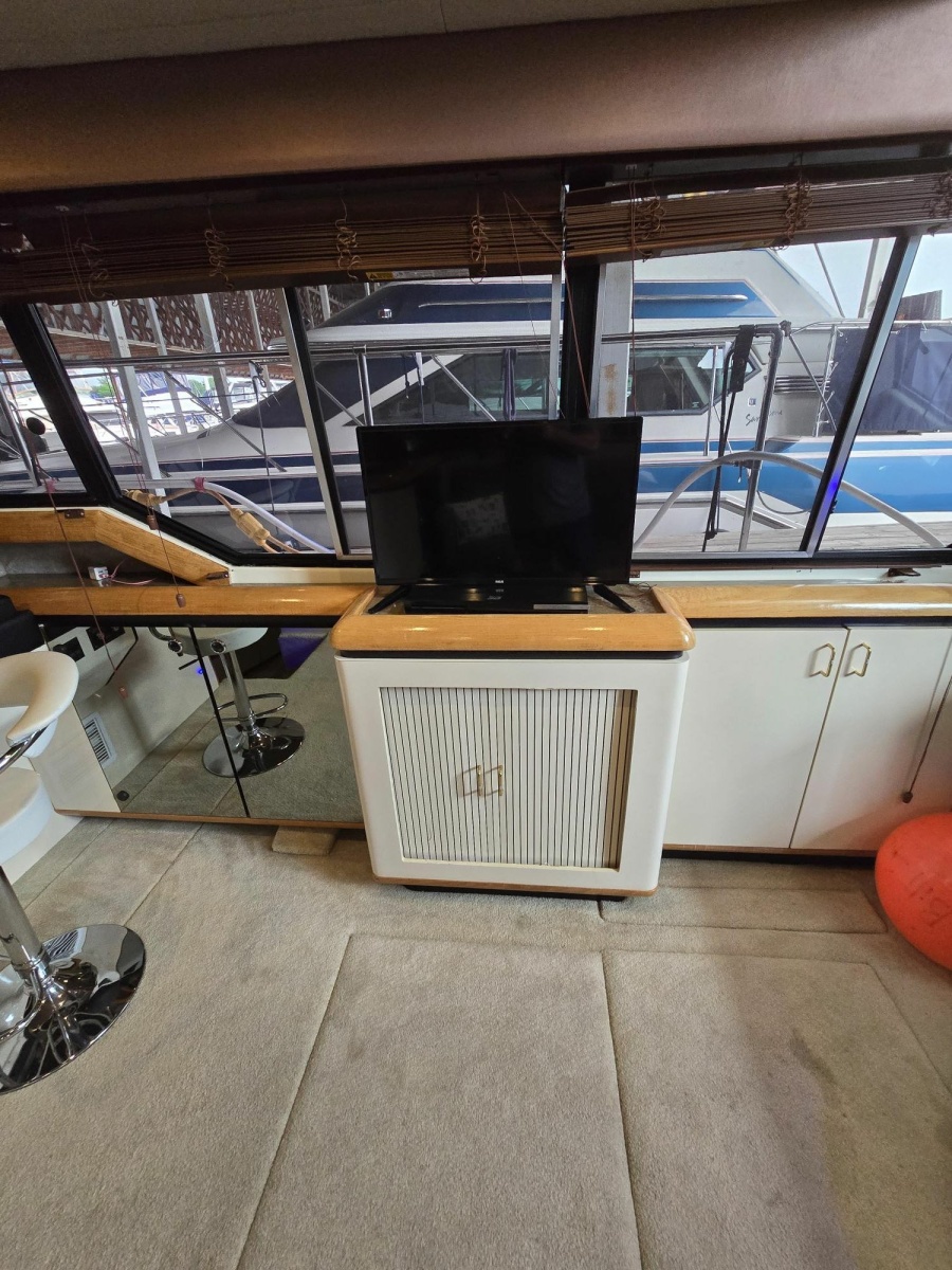 1990 Bayliner 4387 Motoryacht 43