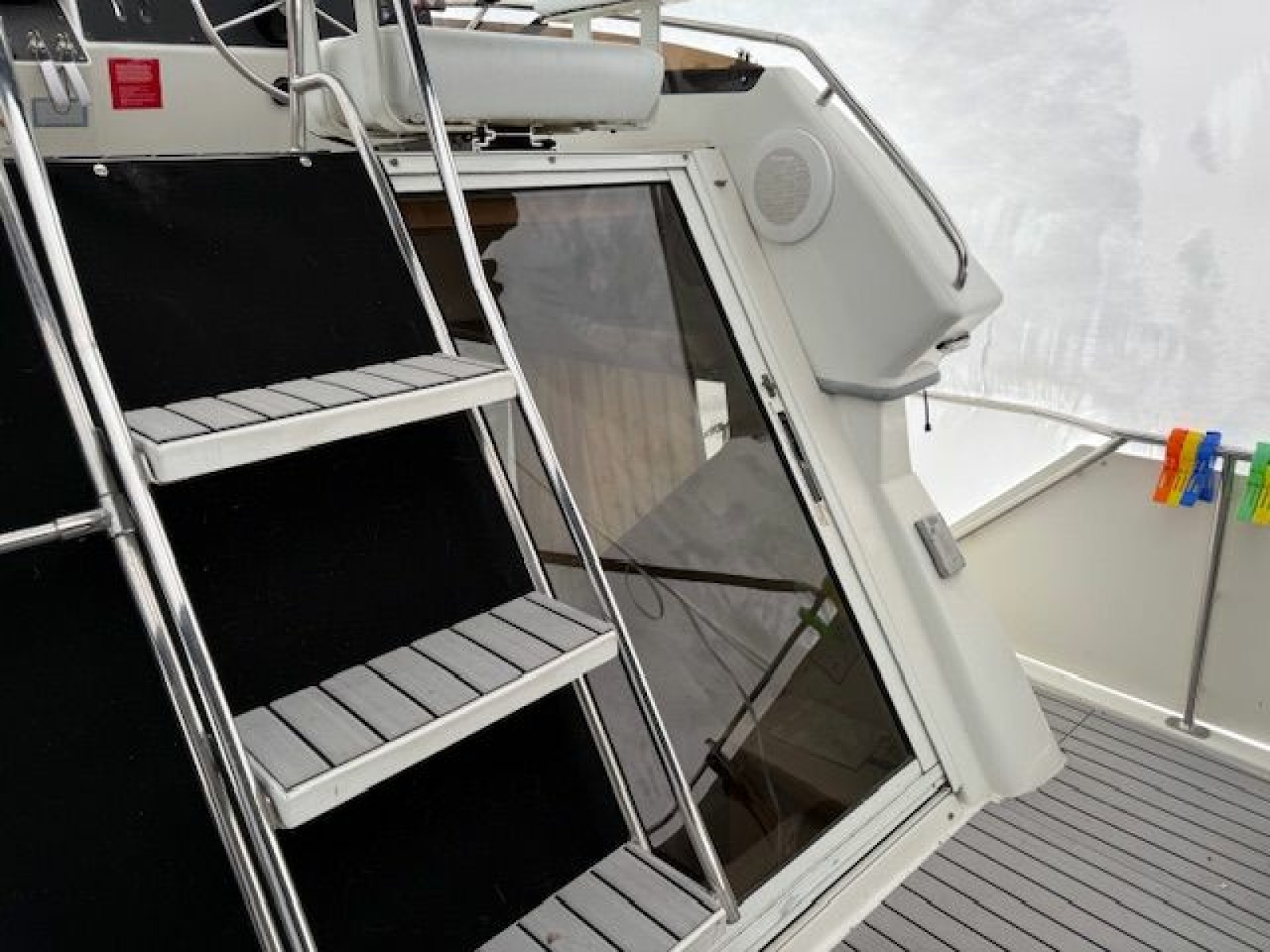 1995 Carver 325 Motor Yacht 32