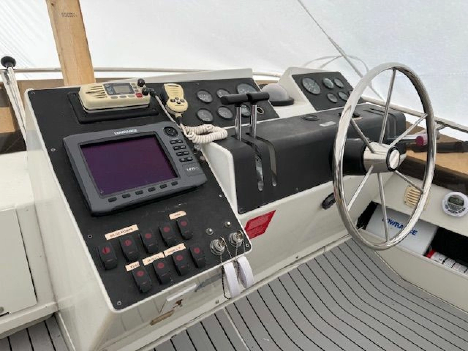 1995 Carver 325 Motor Yacht 32