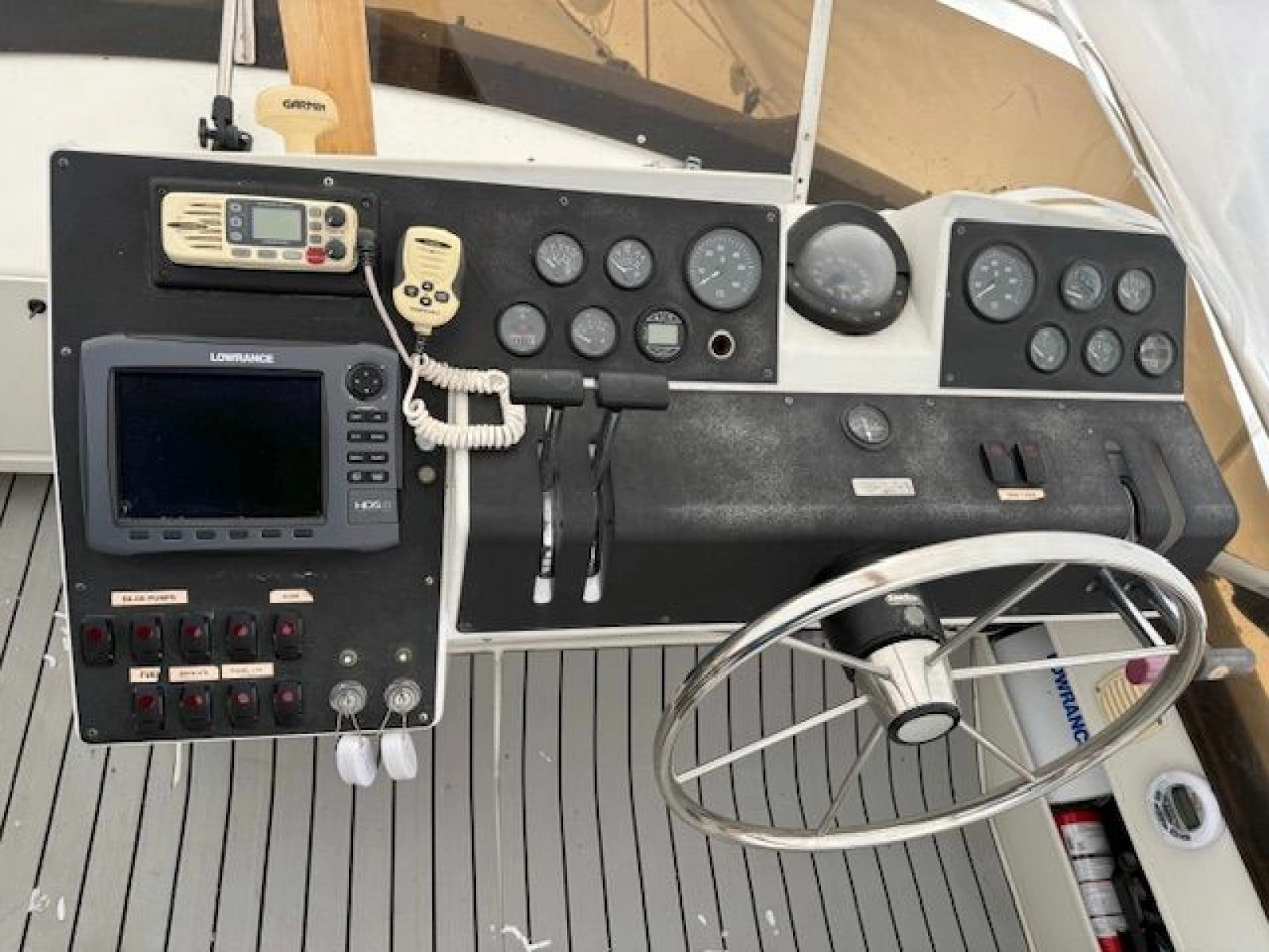1995 Carver 325 Motor Yacht 32