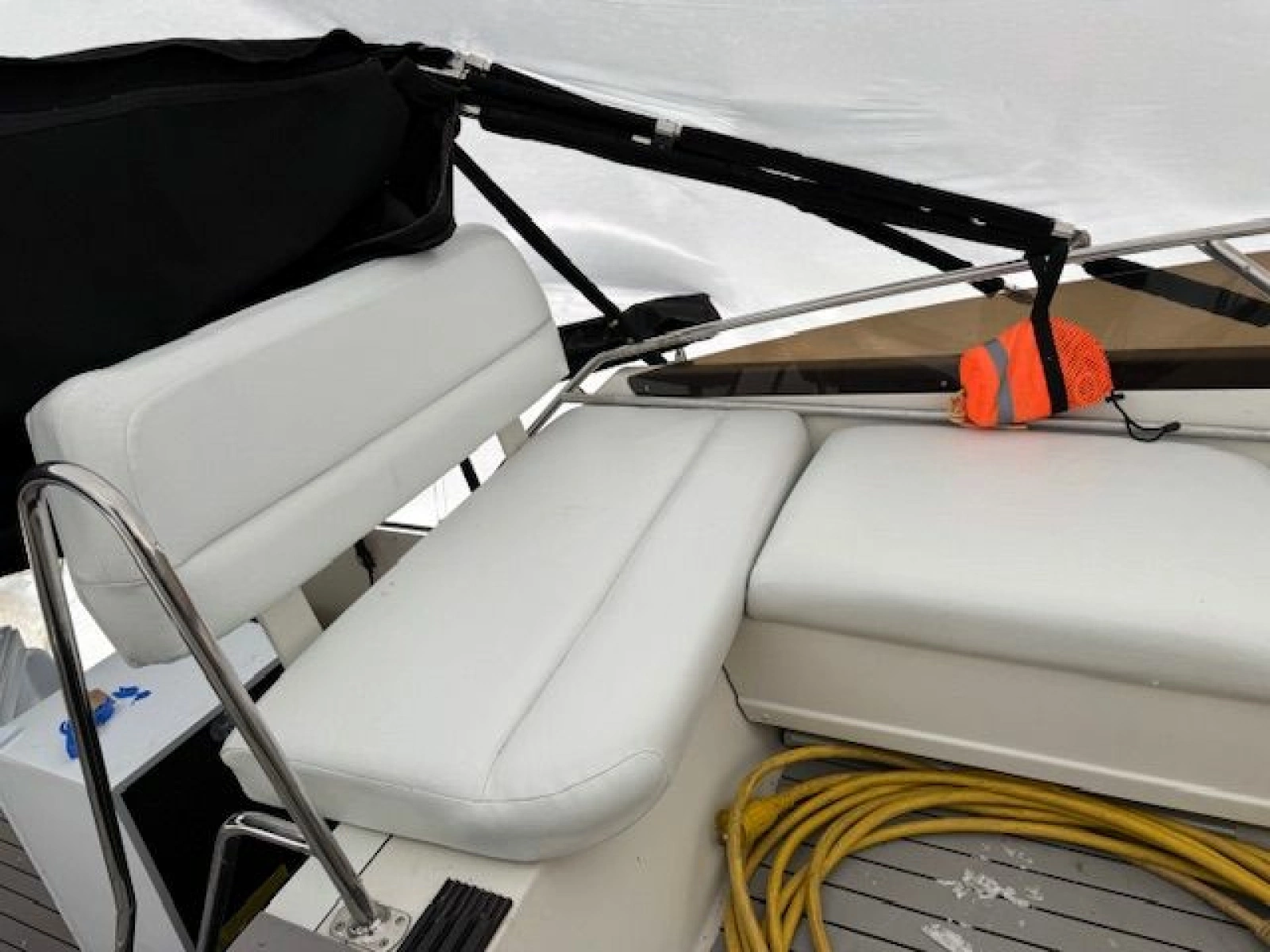 1995 Carver 325 Motor Yacht 32