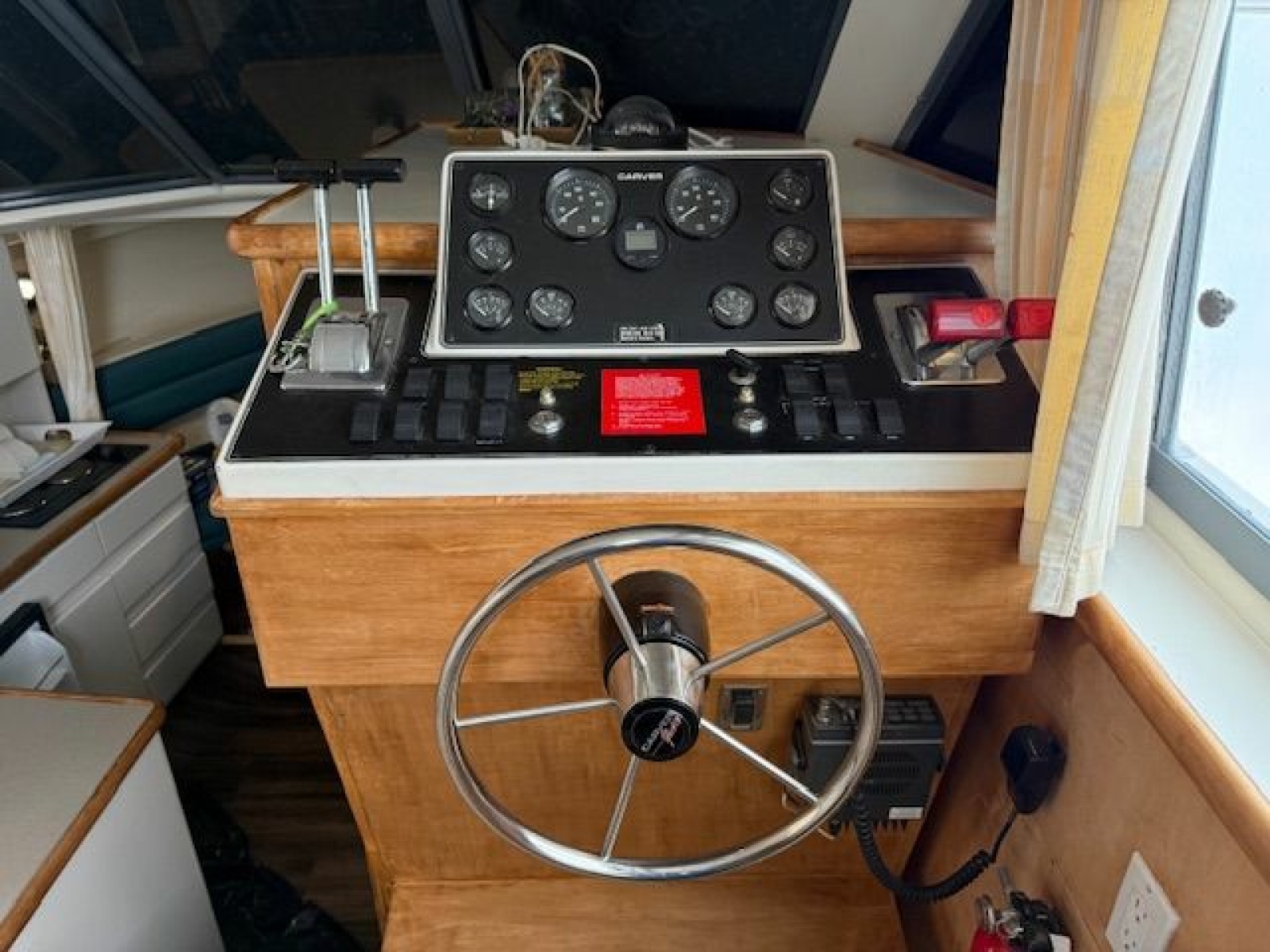 1995 Carver 325 Motor Yacht 32