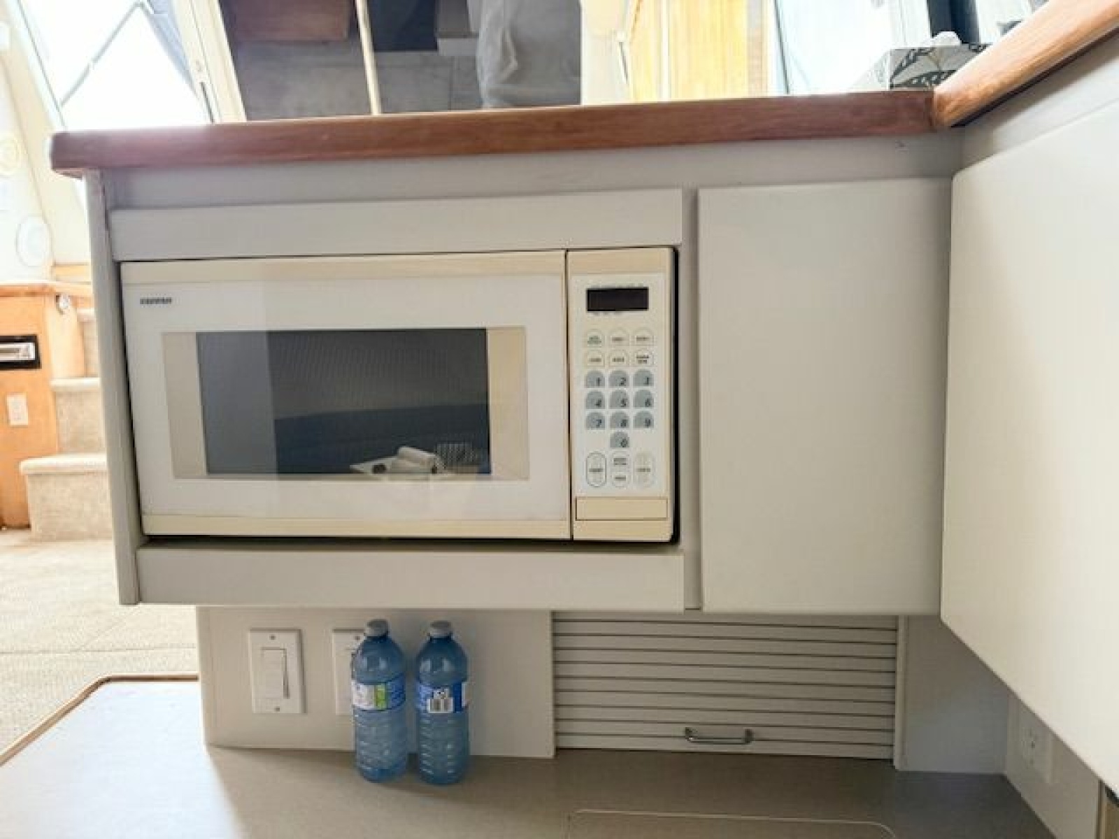 1995 Carver 325 Motor Yacht 32