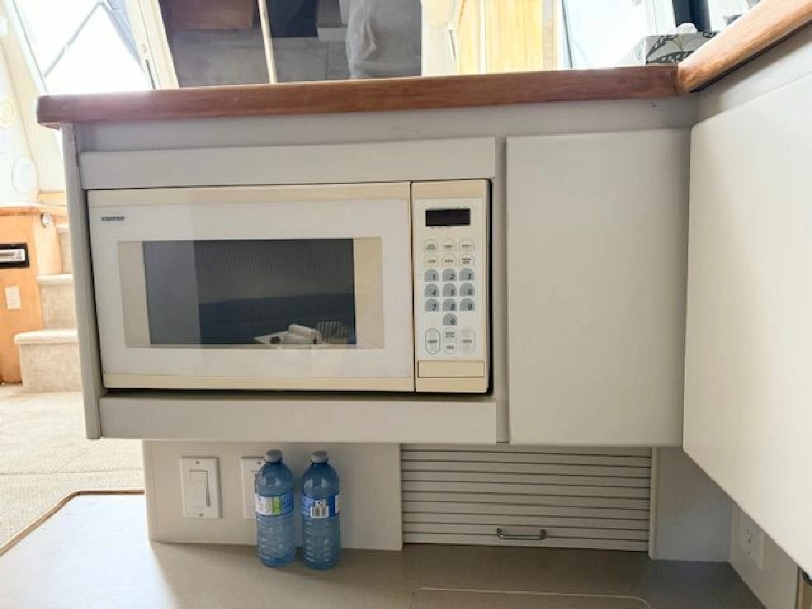 1995 Carver 325 Motor Yacht 32