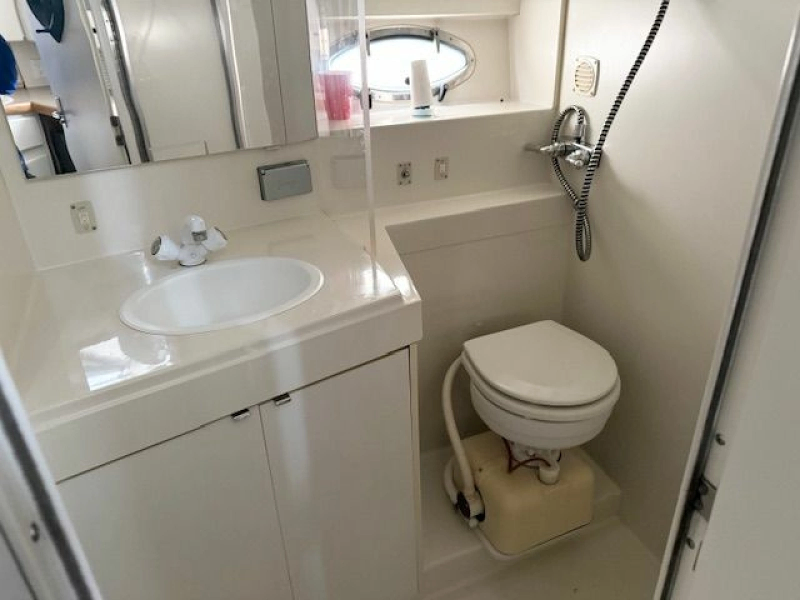 1995 Carver 325 Motor Yacht 32