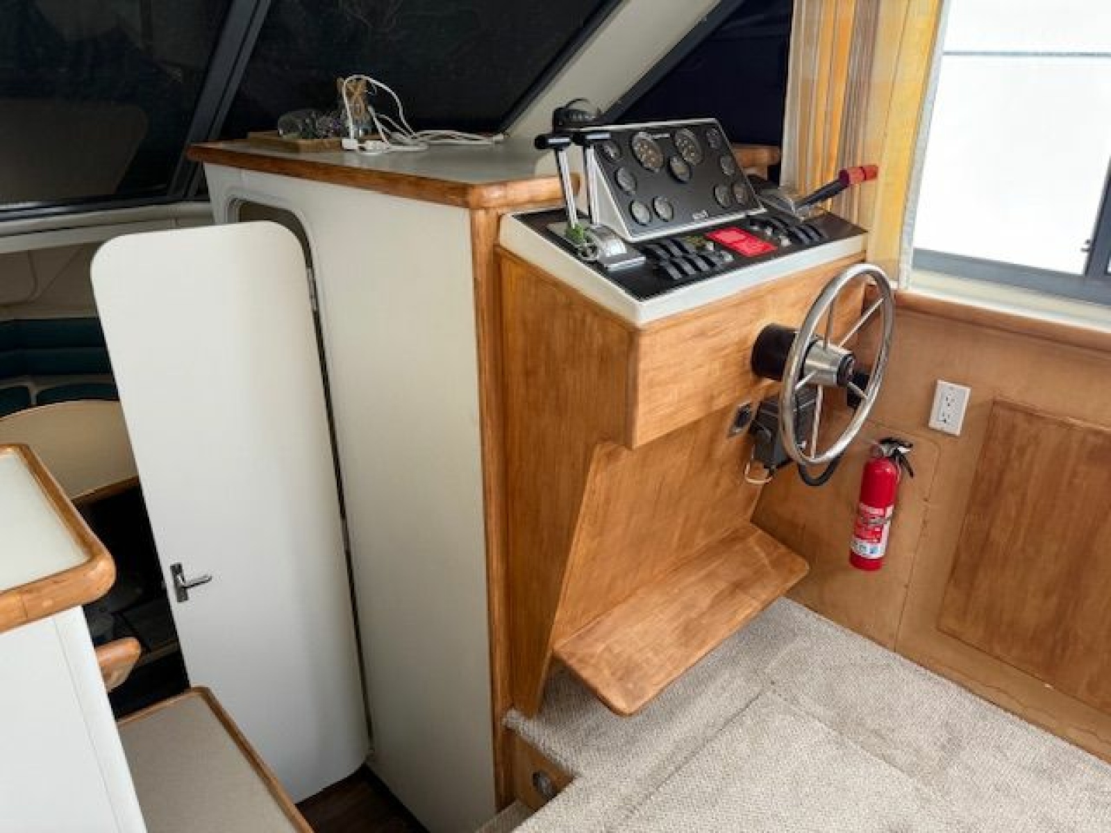 1995 Carver 325 Motor Yacht 32