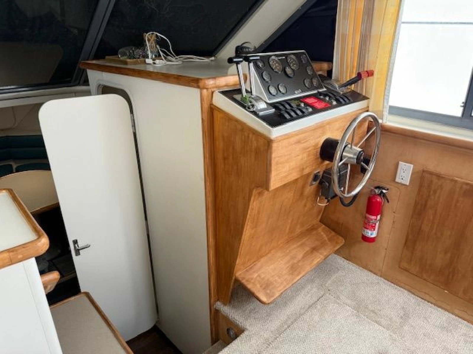 1995 Carver 325 Motor Yacht 32