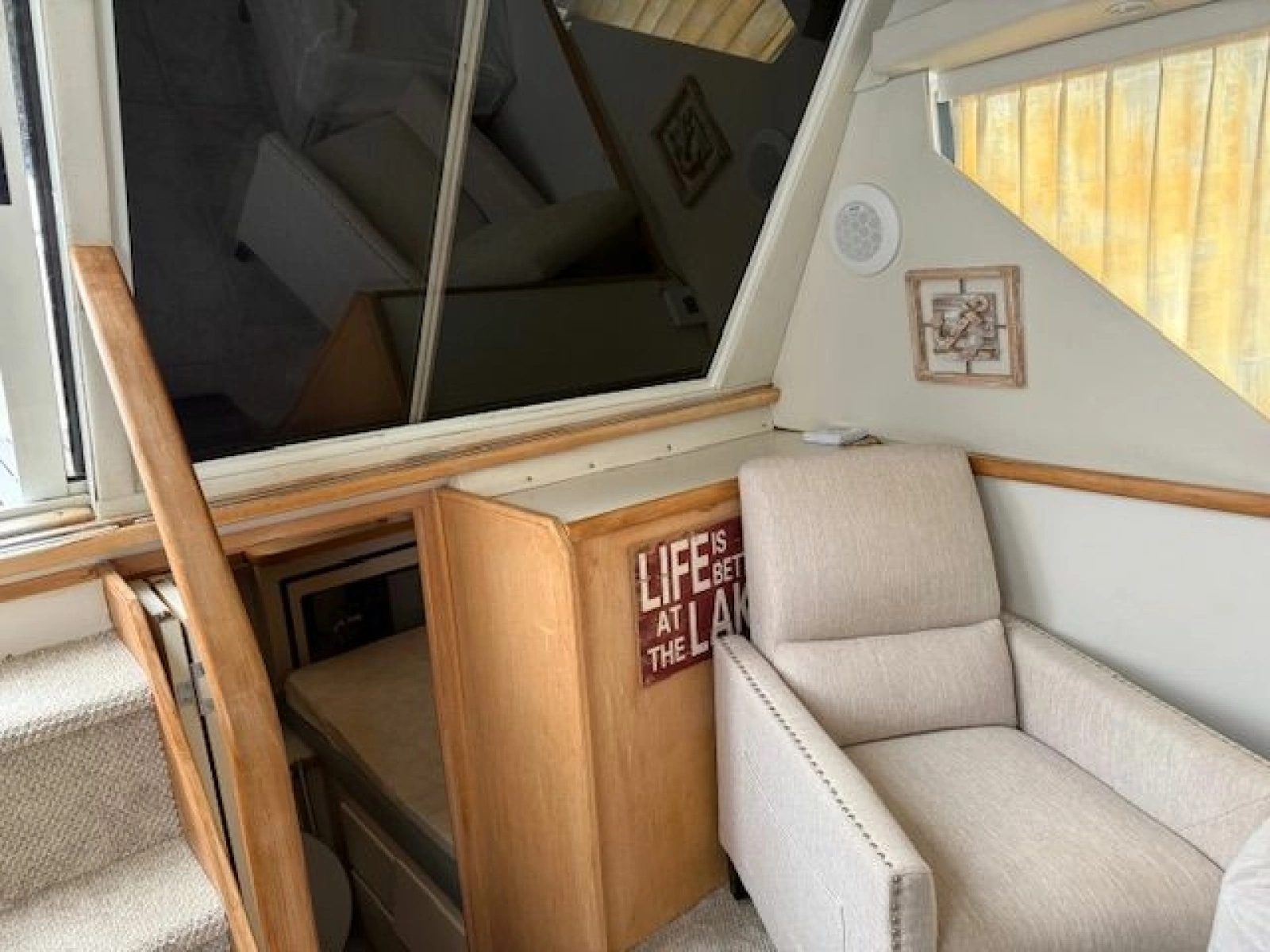 1995 Carver 325 Motor Yacht 32