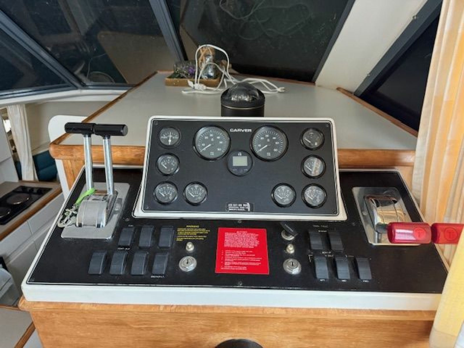 1995 Carver 325 Motor Yacht 32