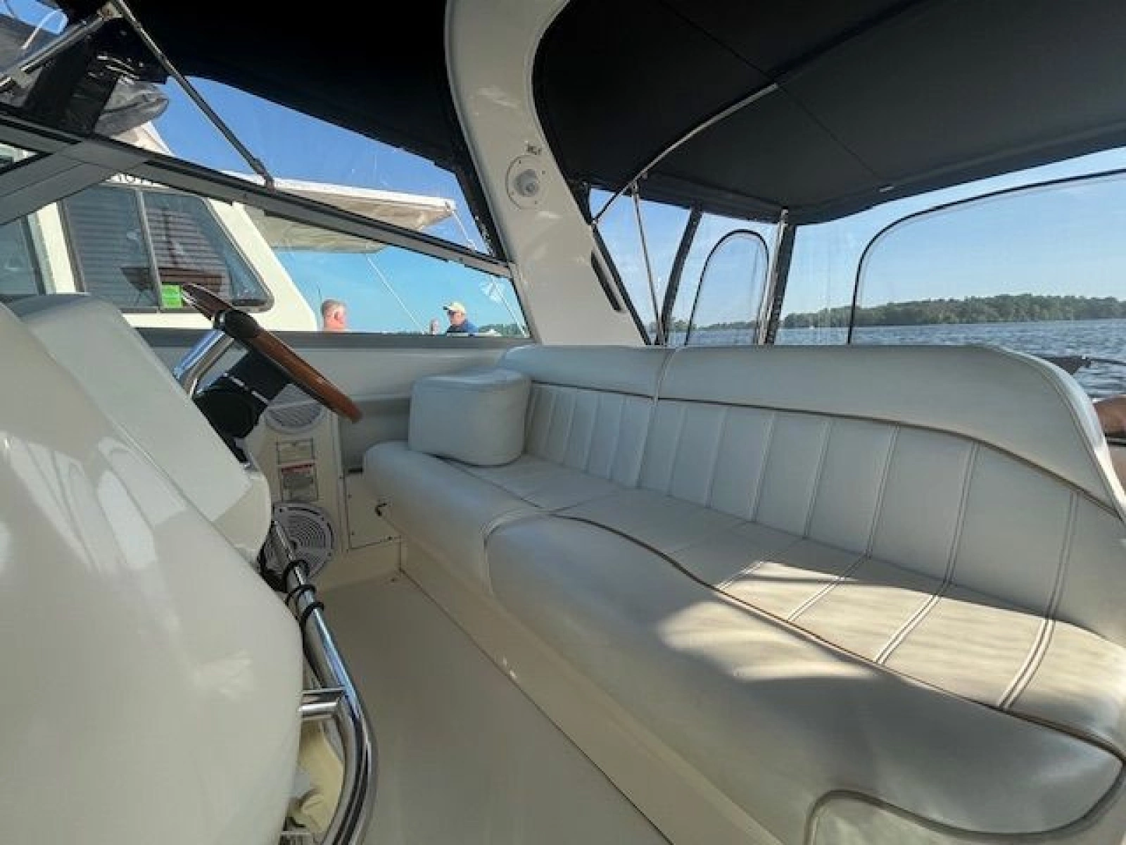 1997 Sea Ray 330 Sundancer 33
