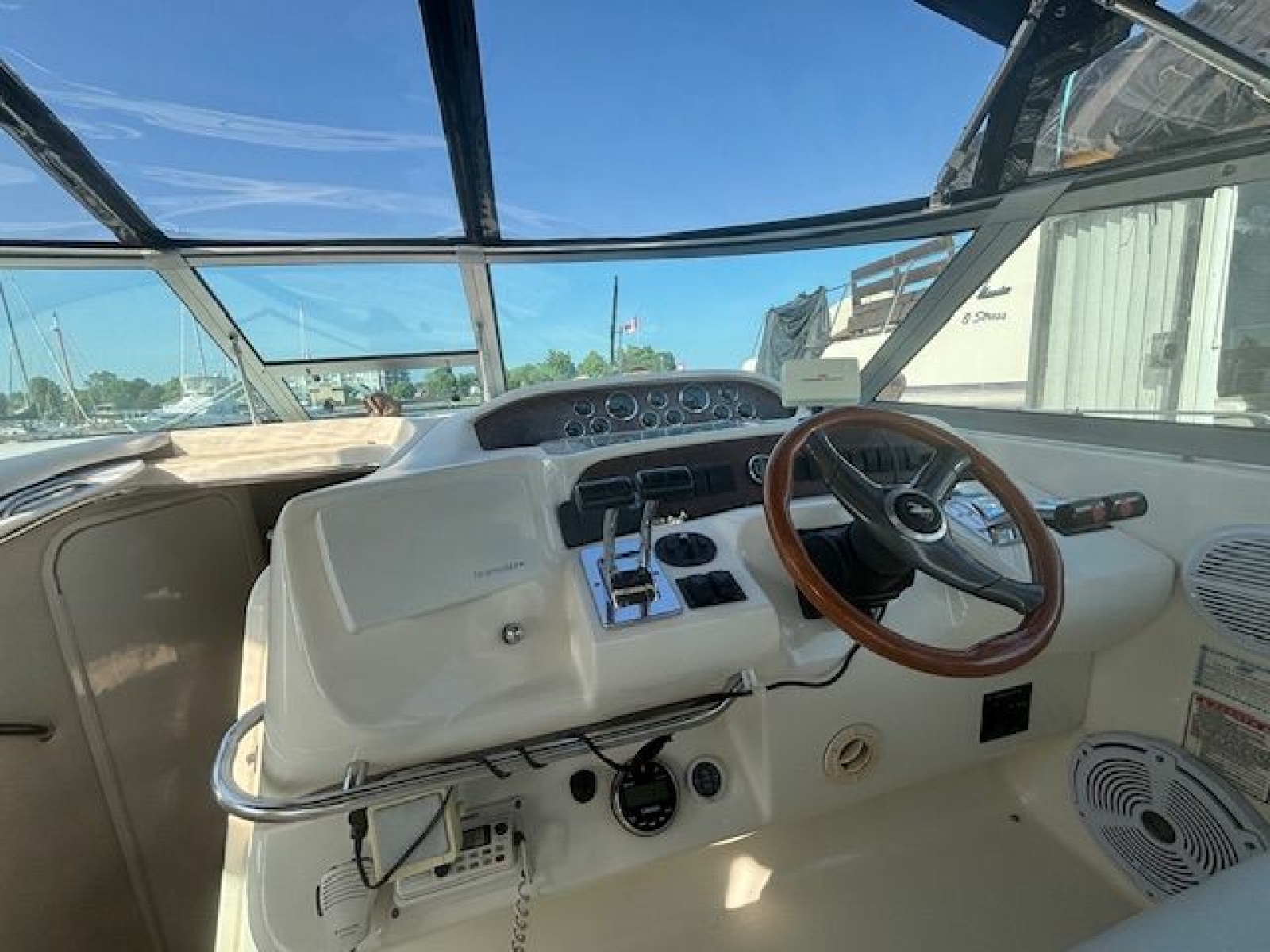1997 Sea Ray 330 Sundancer 33