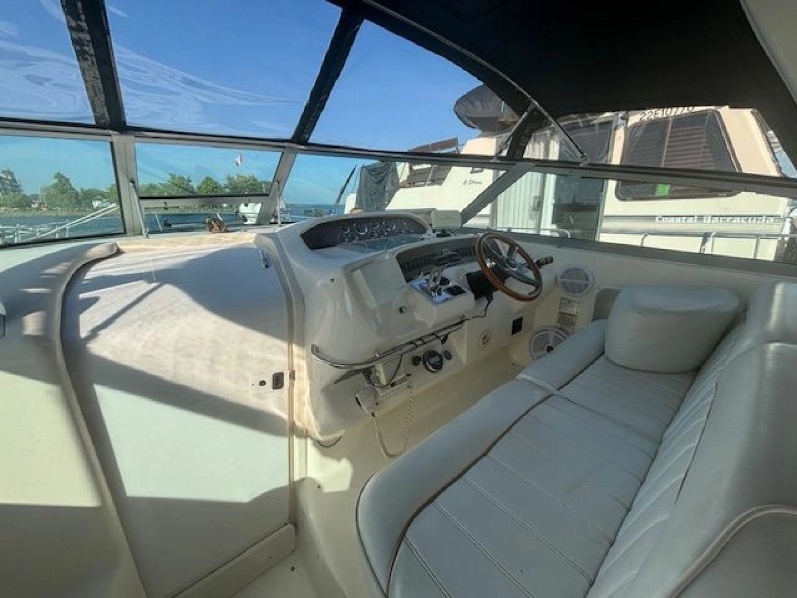 1997 Sea Ray 330 Sundancer 33