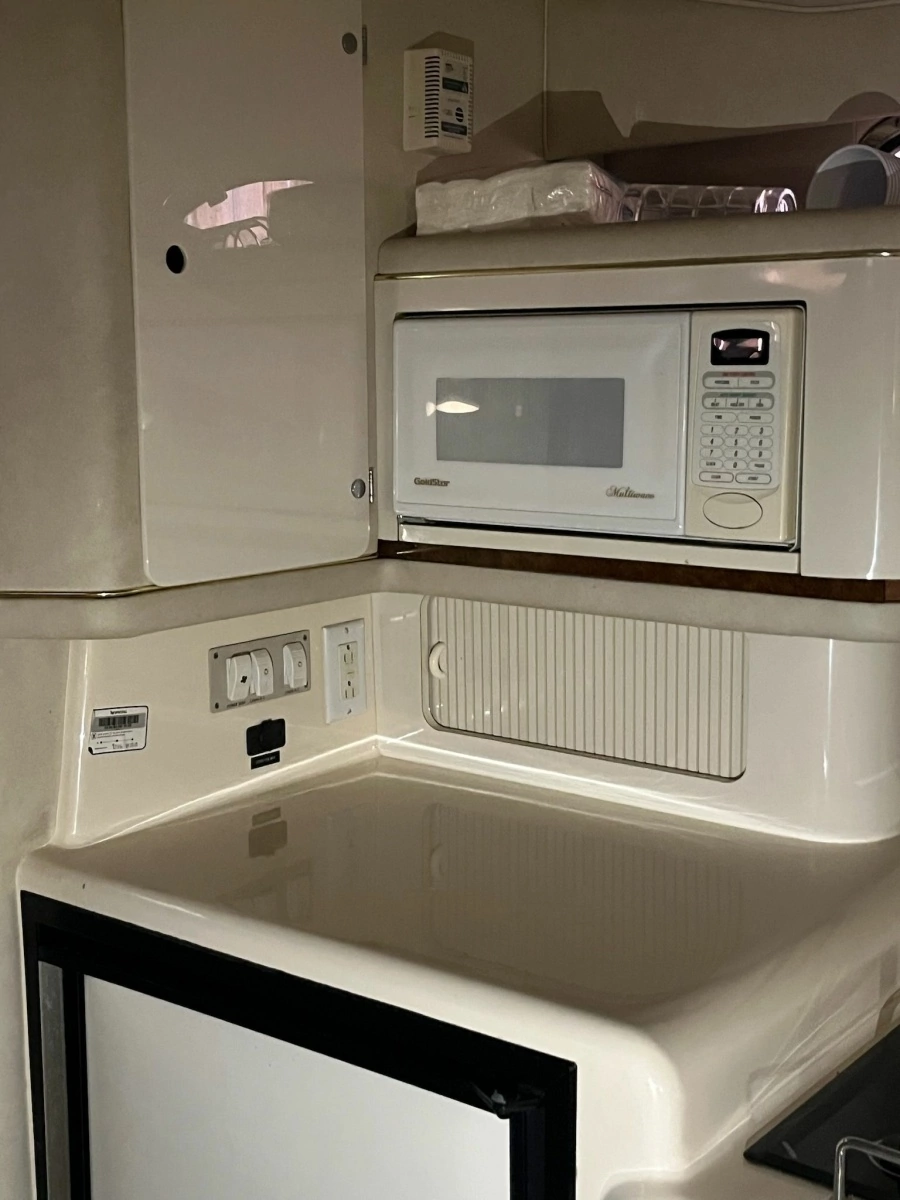 1997 Sea Ray 330 Sundancer 33