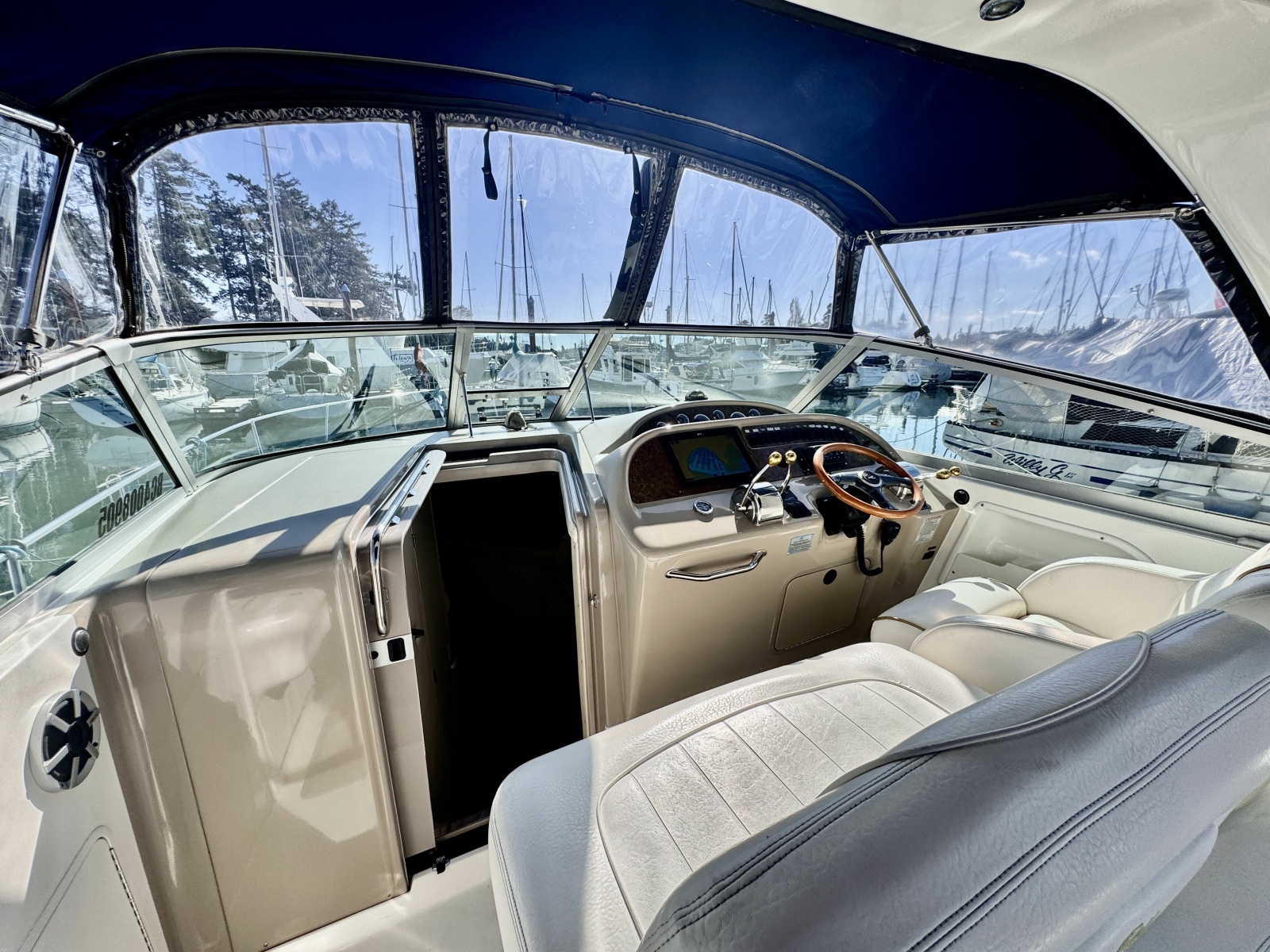 2000 Sea Ray 310 31