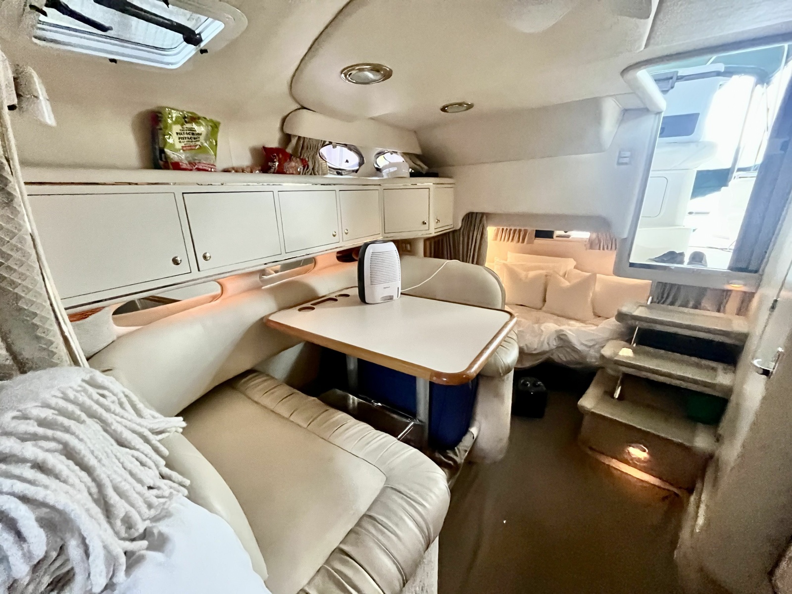 1999 Sea Ray 310 Sundancer 31