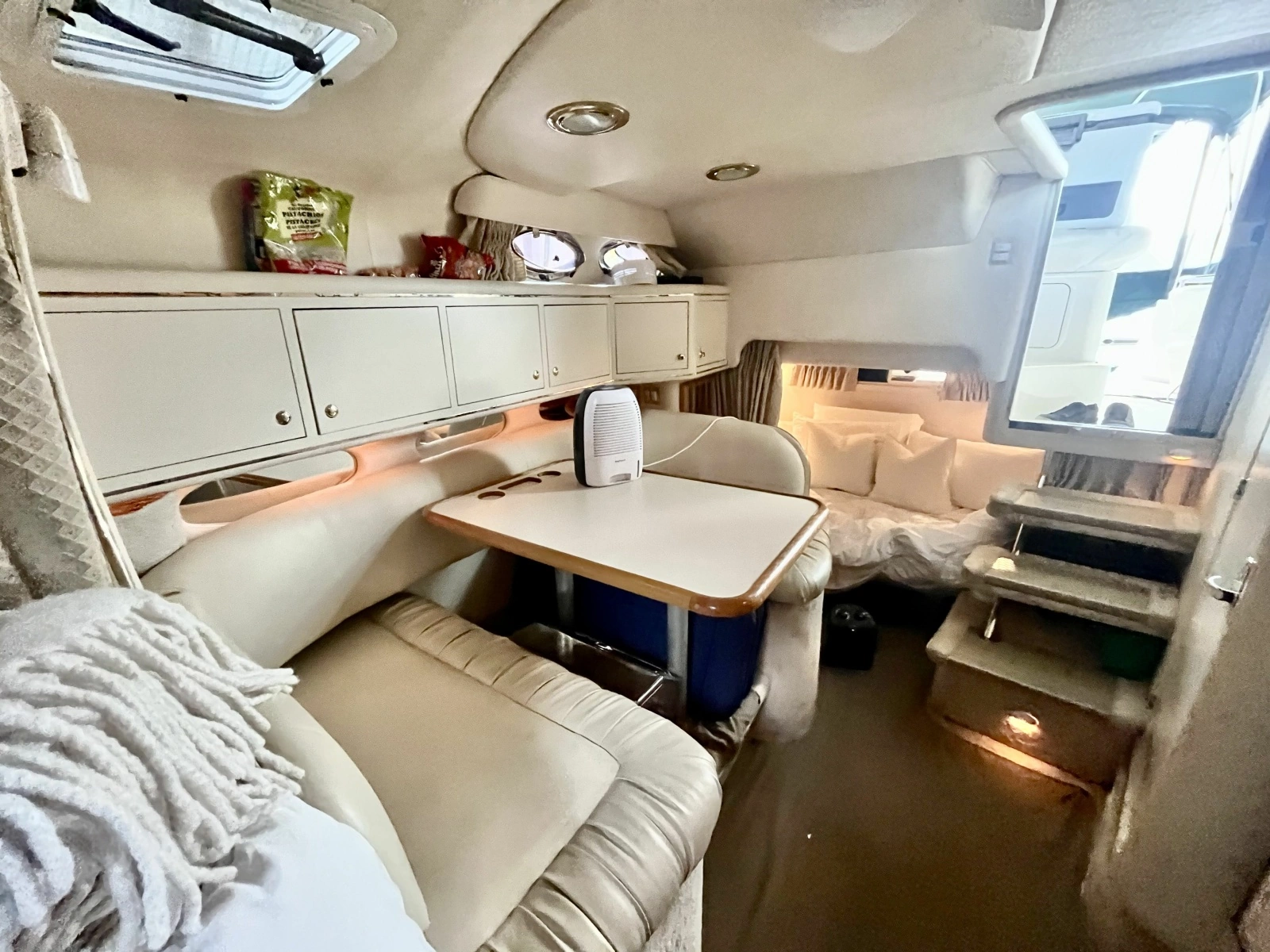 1999 Sea Ray 310 Sundancer 31