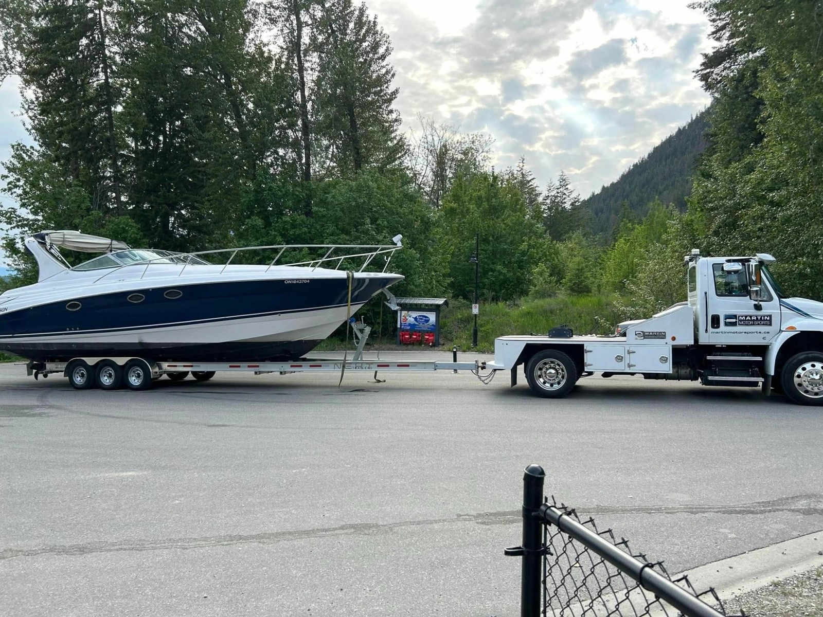 2006 Larson Cabrio 370 37