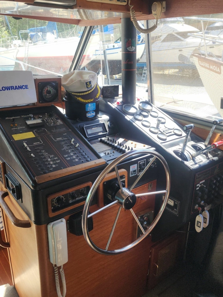 1985 Bayliner 3870 Motoryacht 38