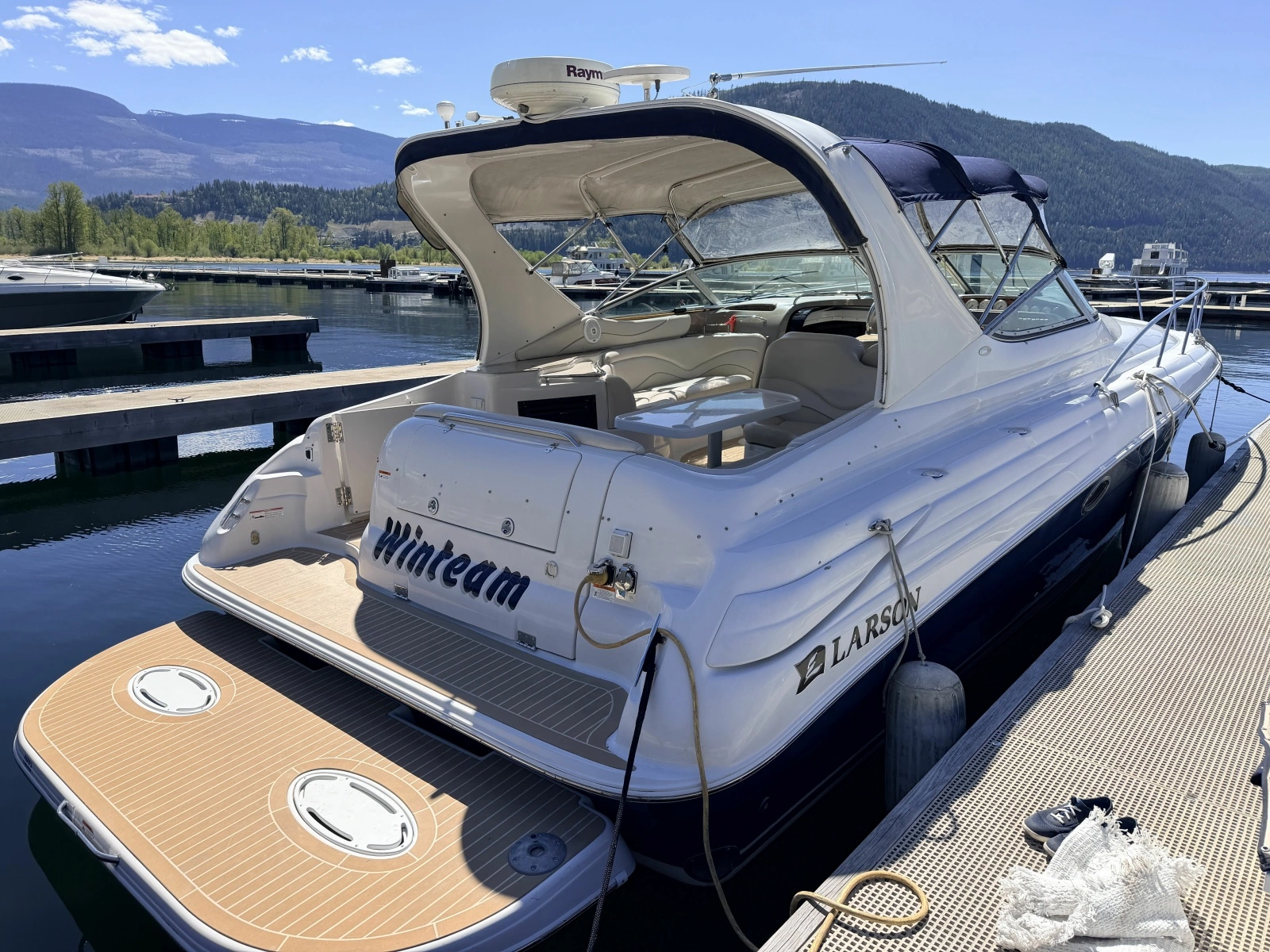 2006 Larson Cabrio 370 37