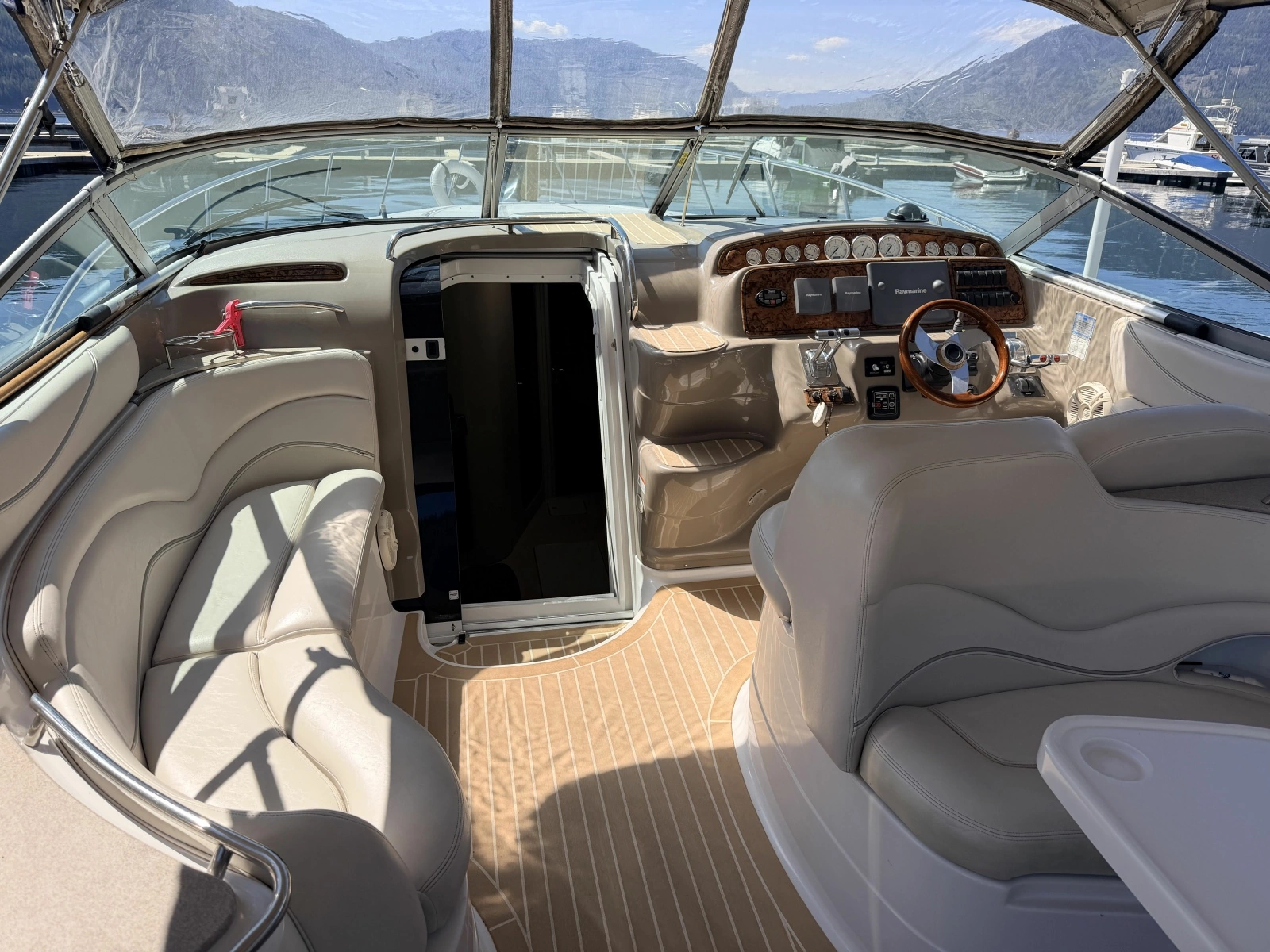 2006 Larson Cabrio 370 37