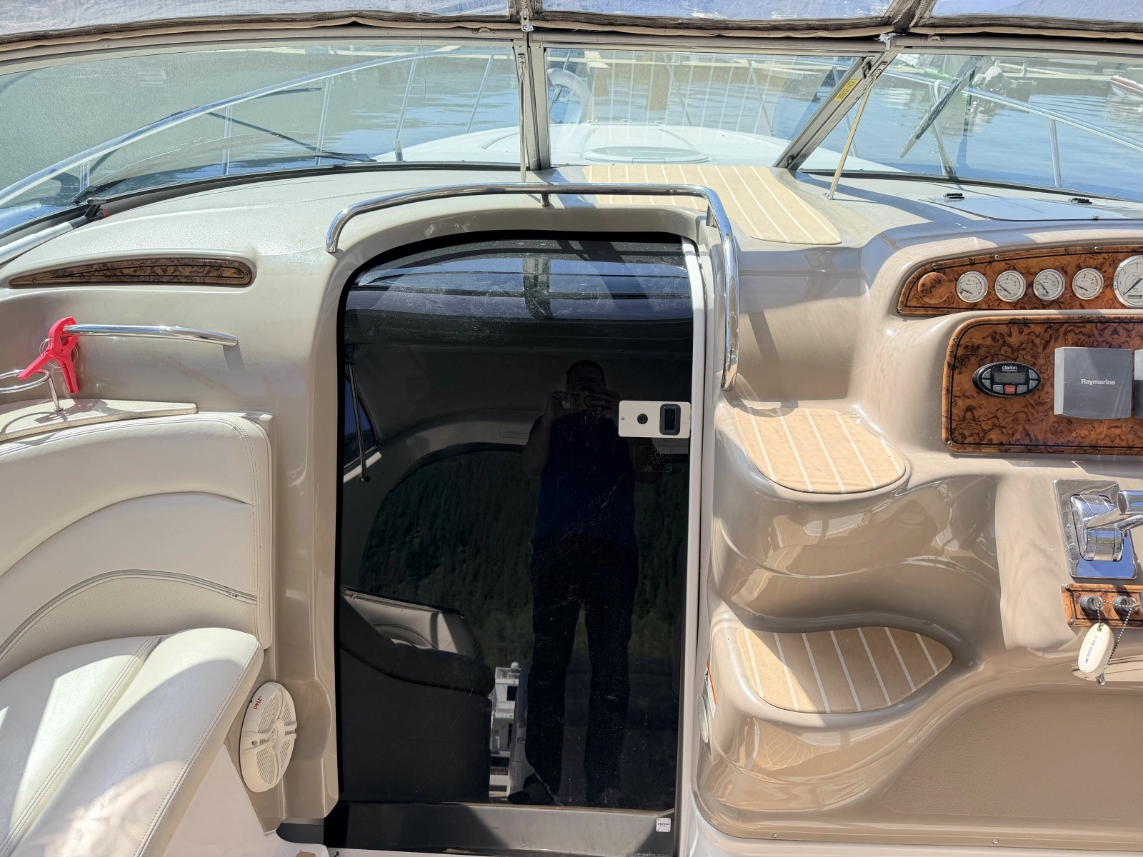 2006 Larson Cabrio 370 37
