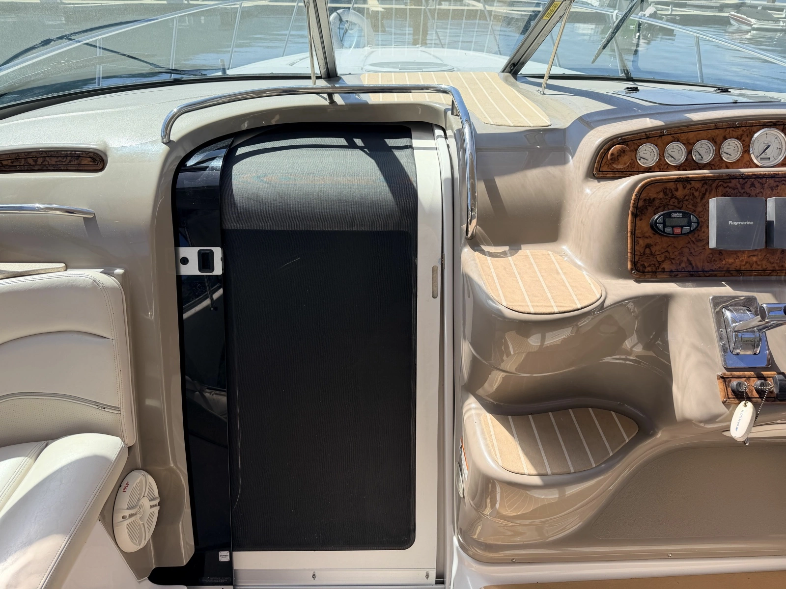 2006 Larson Cabrio 370 37