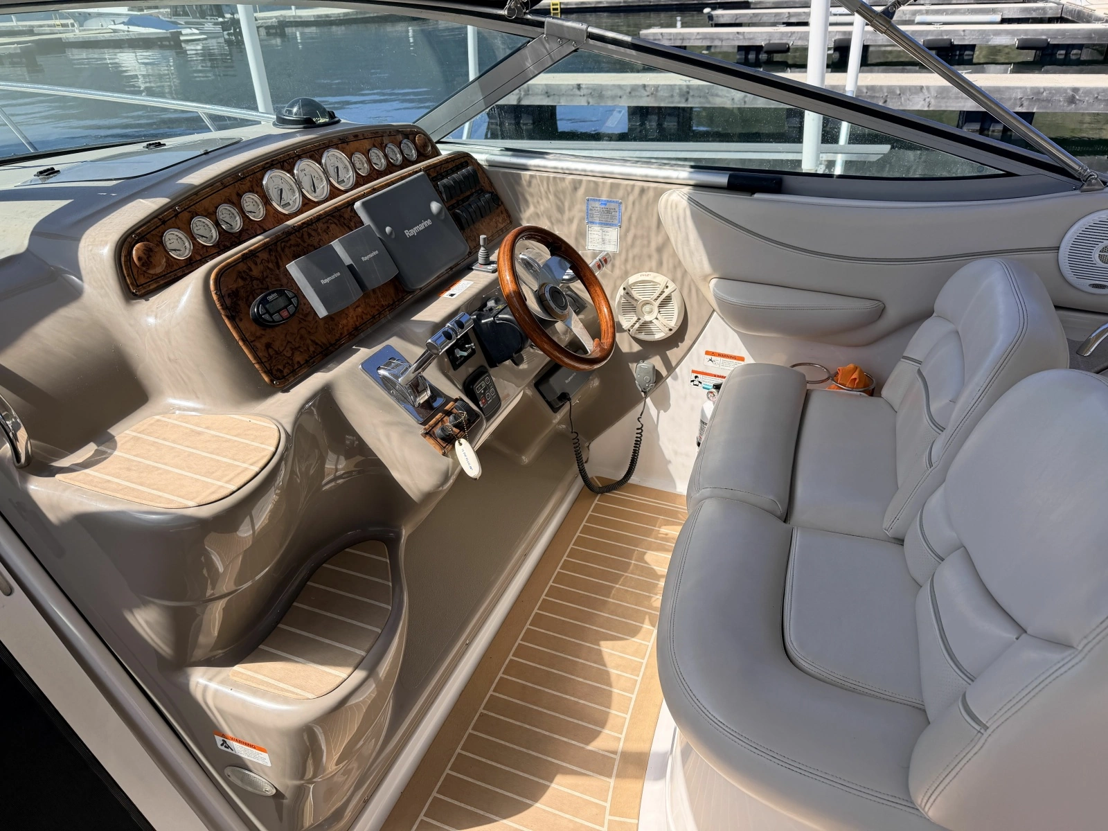 2006 Larson Cabrio 370 37