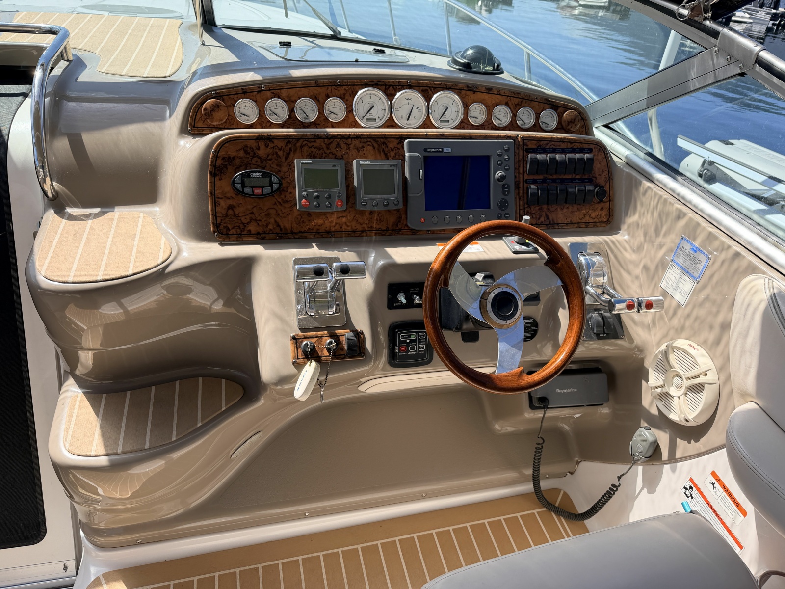 2006 Larson Cabrio 370 37