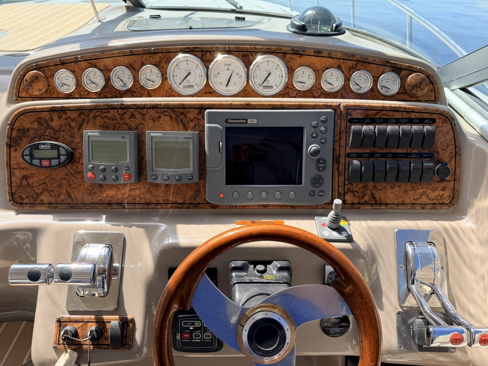 2006 Larson Cabrio 370 37