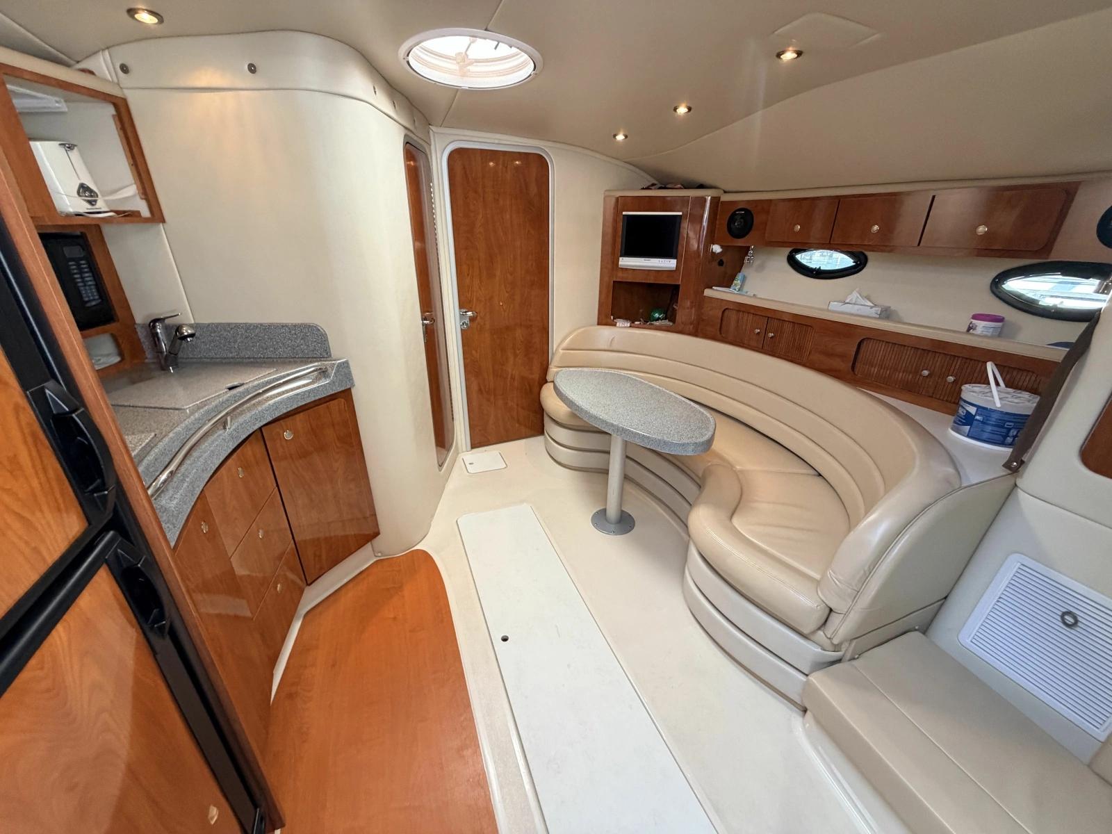 2006 Larson Cabrio 370 37
