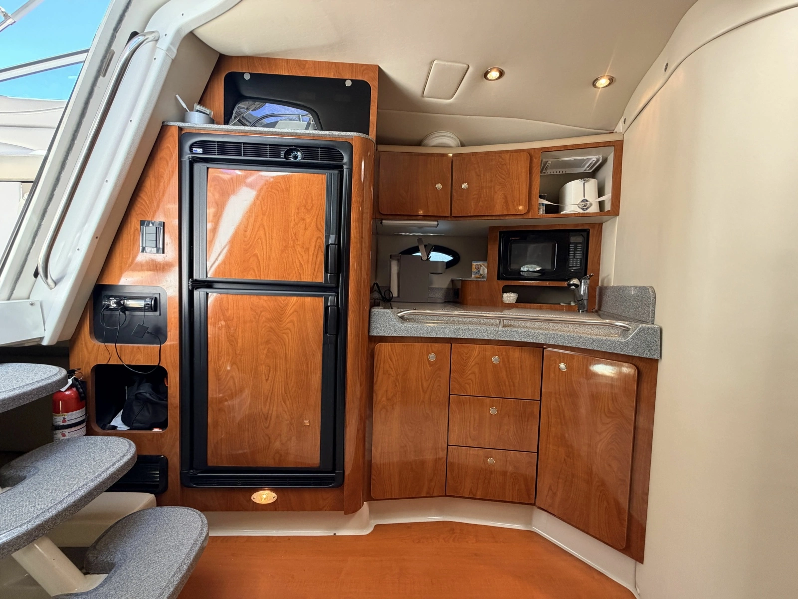 2006 Larson Cabrio 370 37