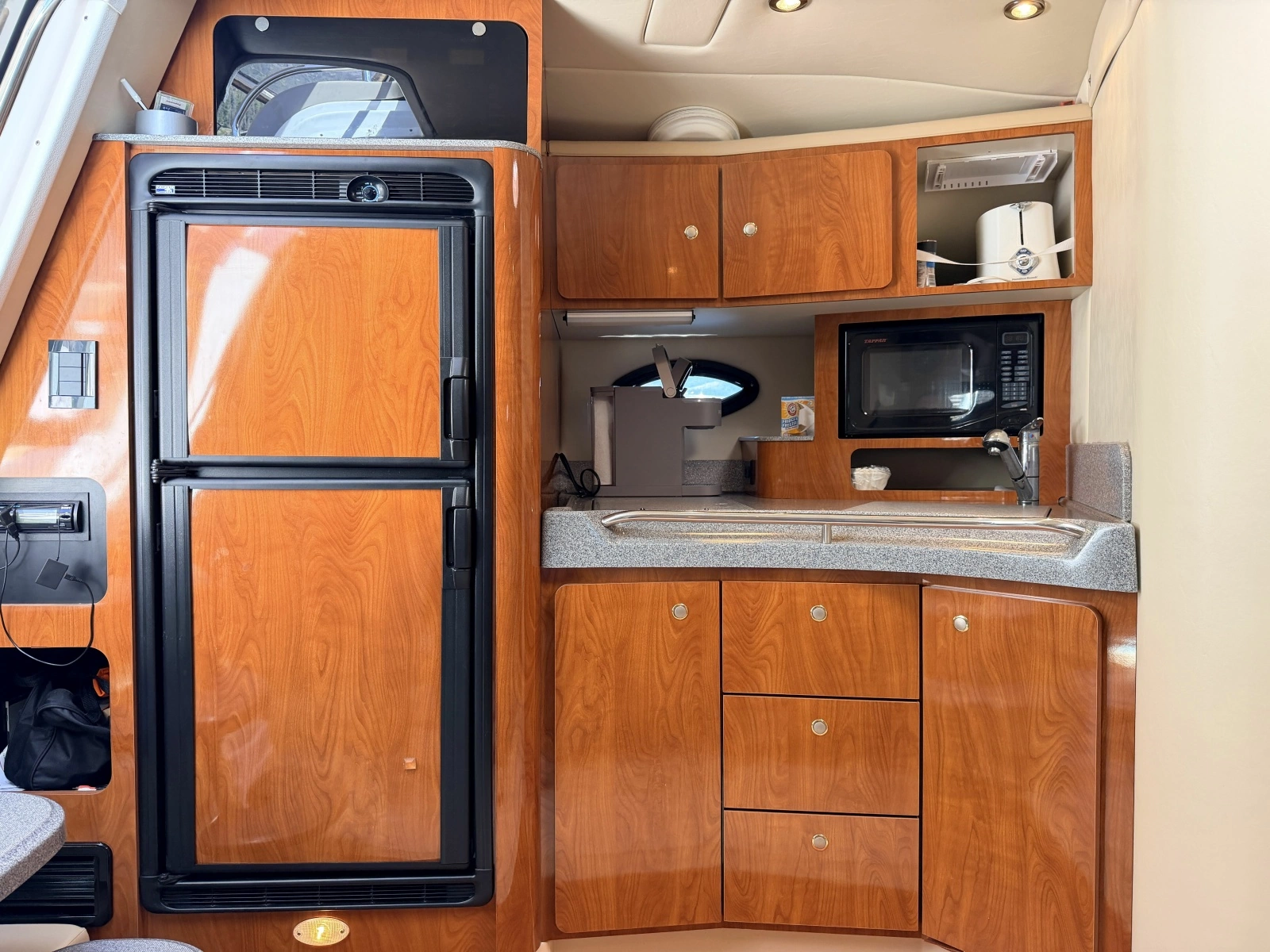2006 Larson Cabrio 370 37