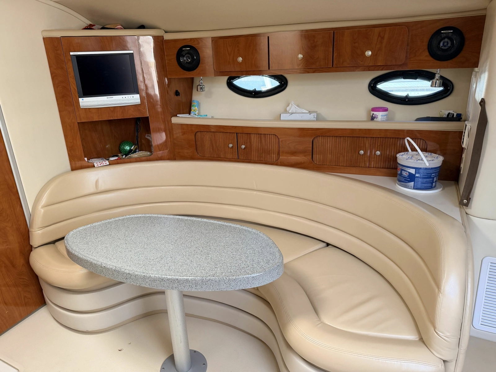 2006 Larson Cabrio 370 37