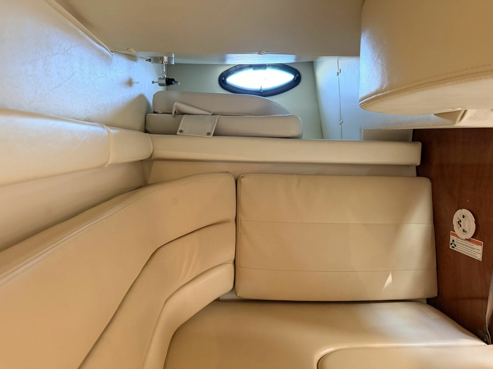 2006 Larson Cabrio 370 37