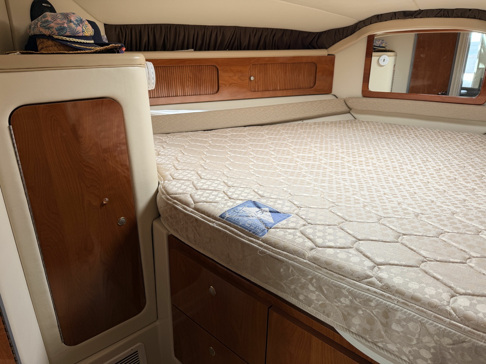 2006 Larson Cabrio 370 37