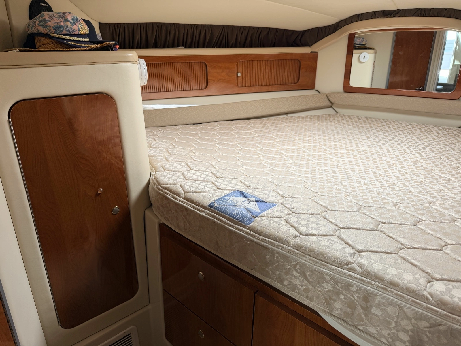 2006 Larson Cabrio 370 37