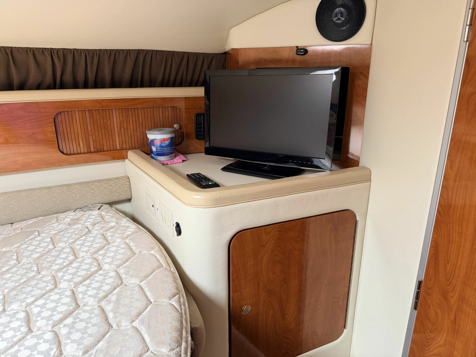 2006 Larson Cabrio 370 37