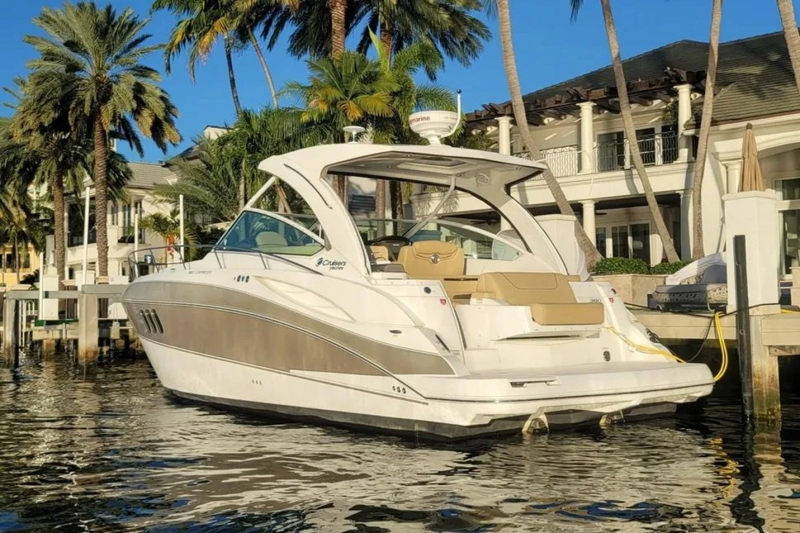 2014 Cruisers Yachts 380 Express 38