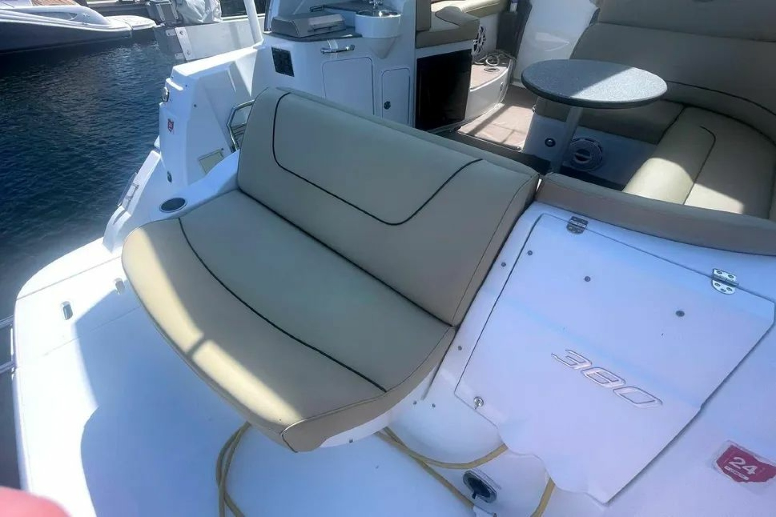 2014 Cruisers Yachts 380 Express 38