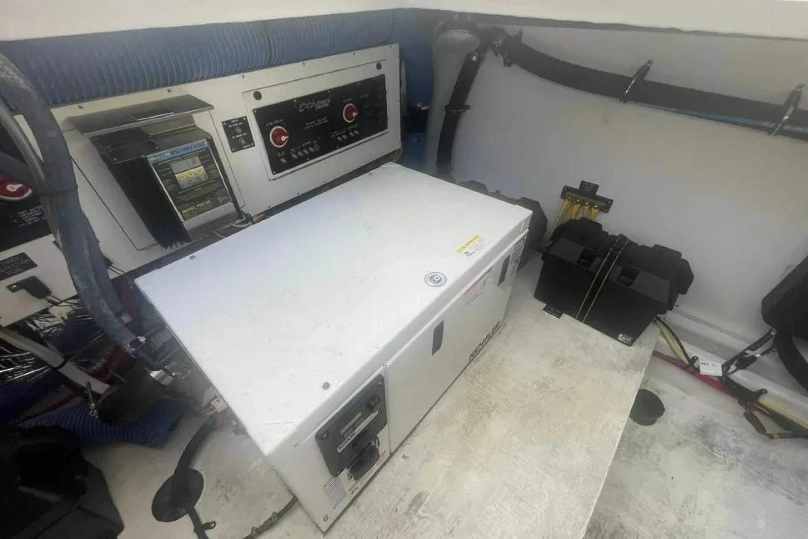 2014 Cruisers Yachts 380 Express 38