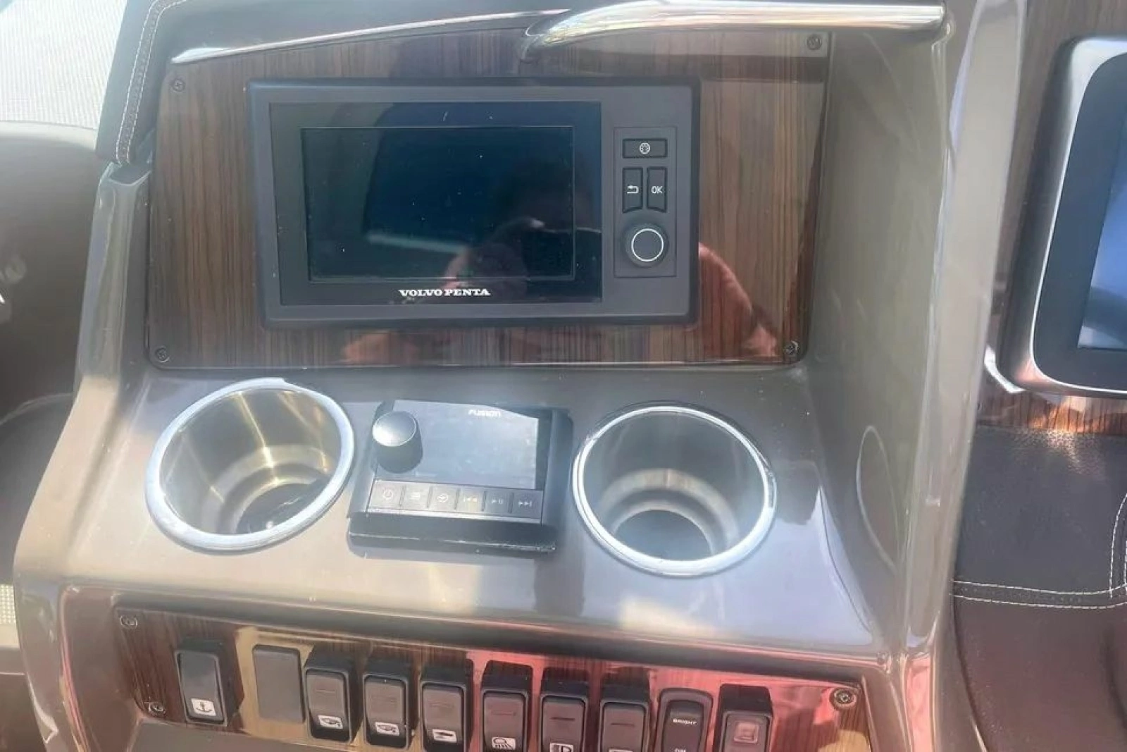 2014 Cruisers Yachts 380 Express 38