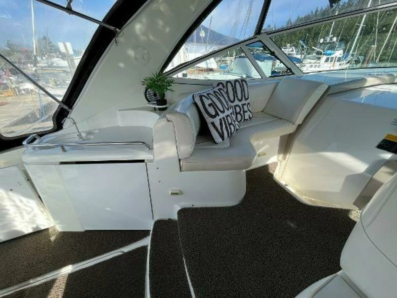 2001 Cruisers Yachts 3470 34
