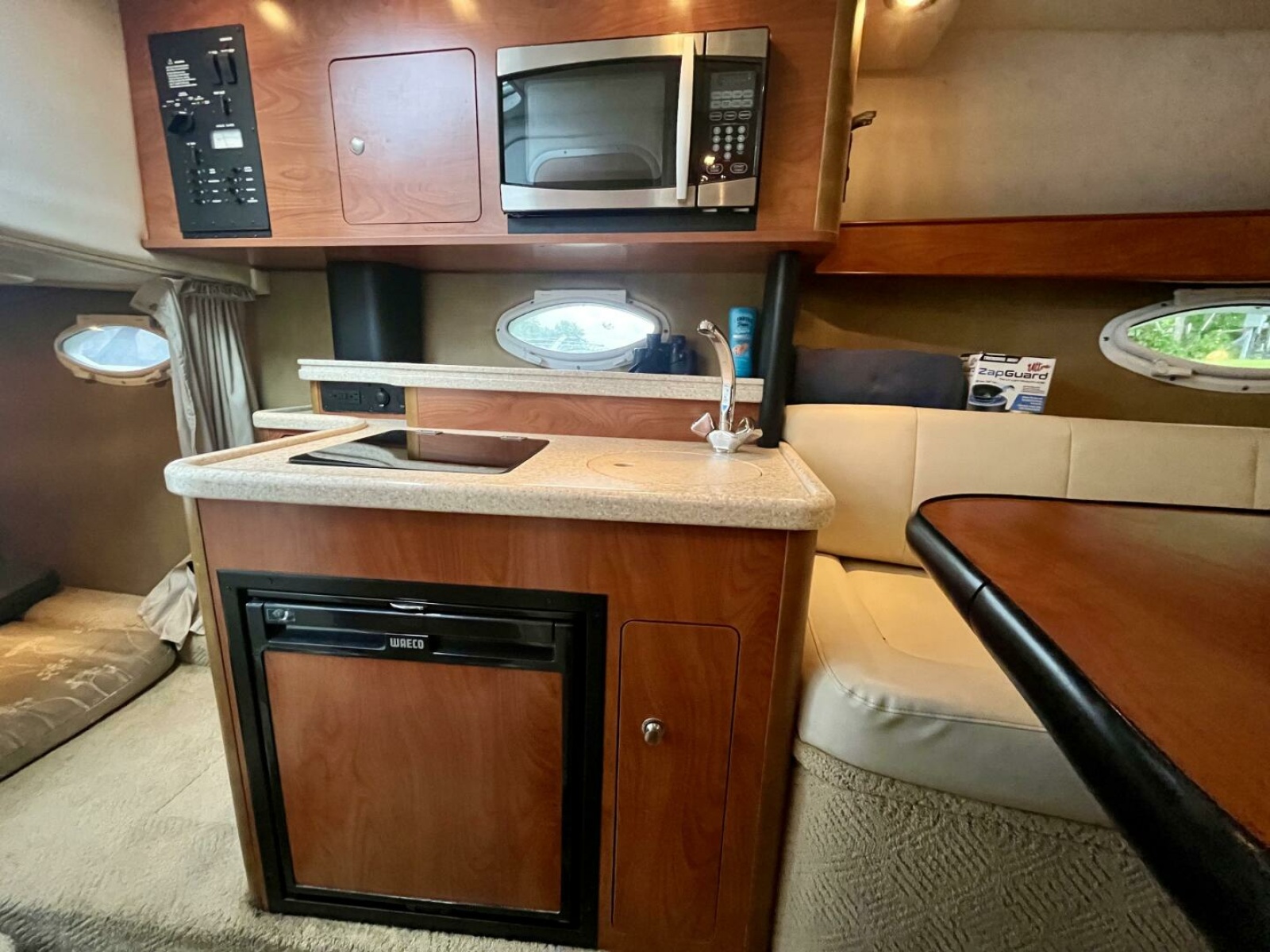 2009 Rinker 260 Express 26