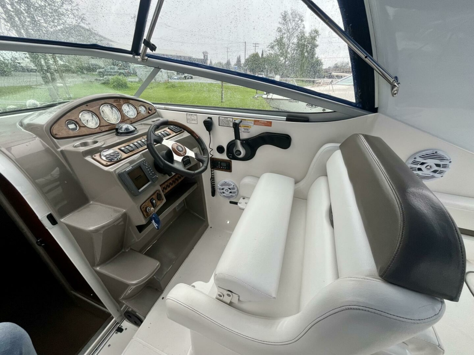 2009 Rinker 260 Express 26