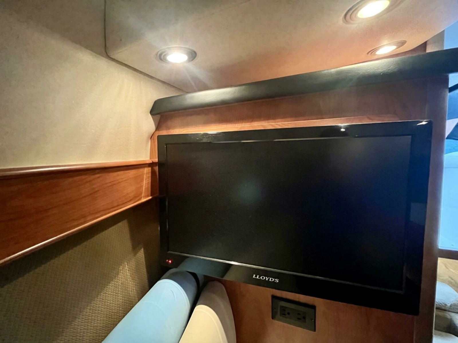 2009 Rinker 260 Express 26