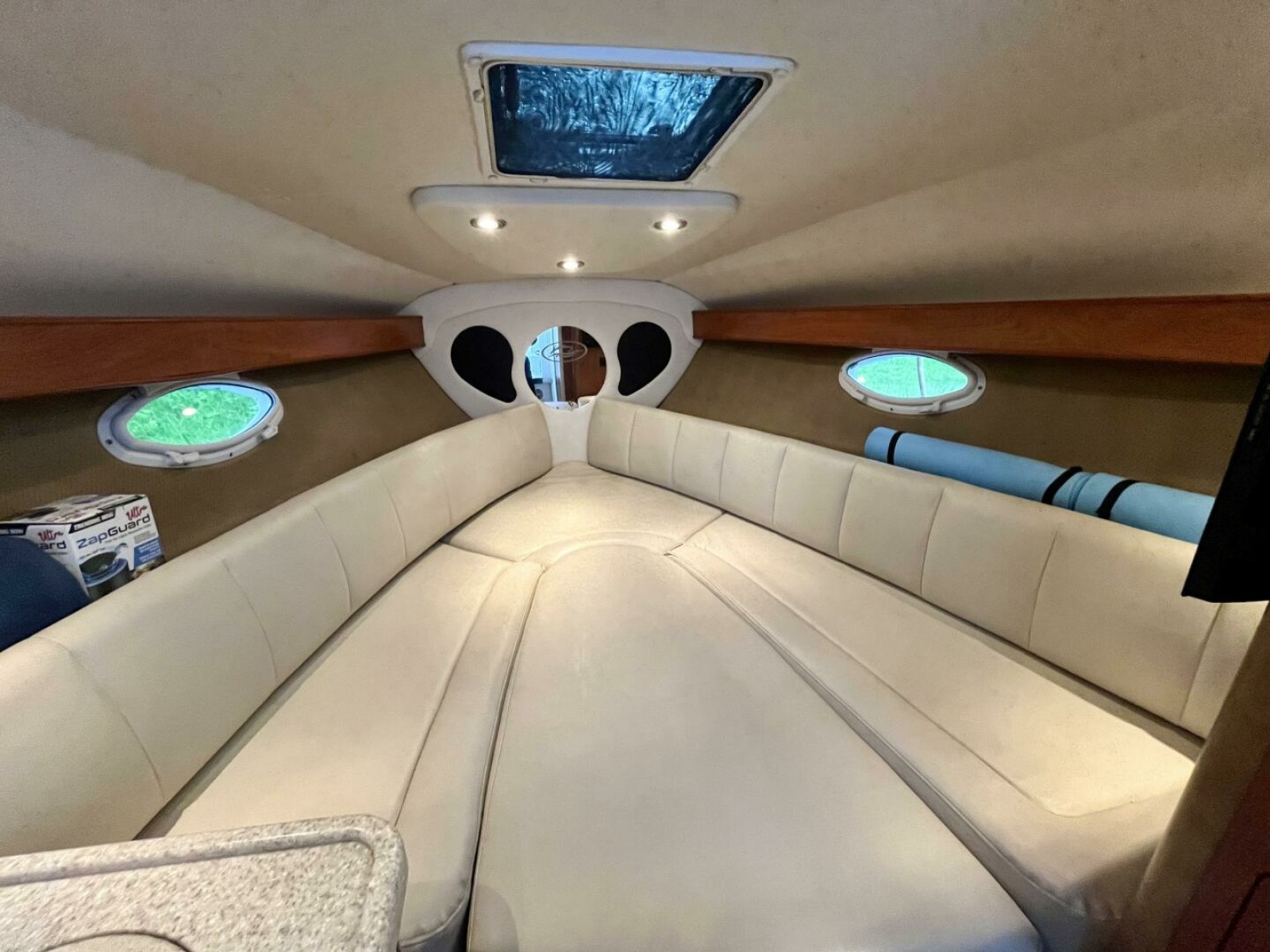 2009 Rinker 260 Express 26