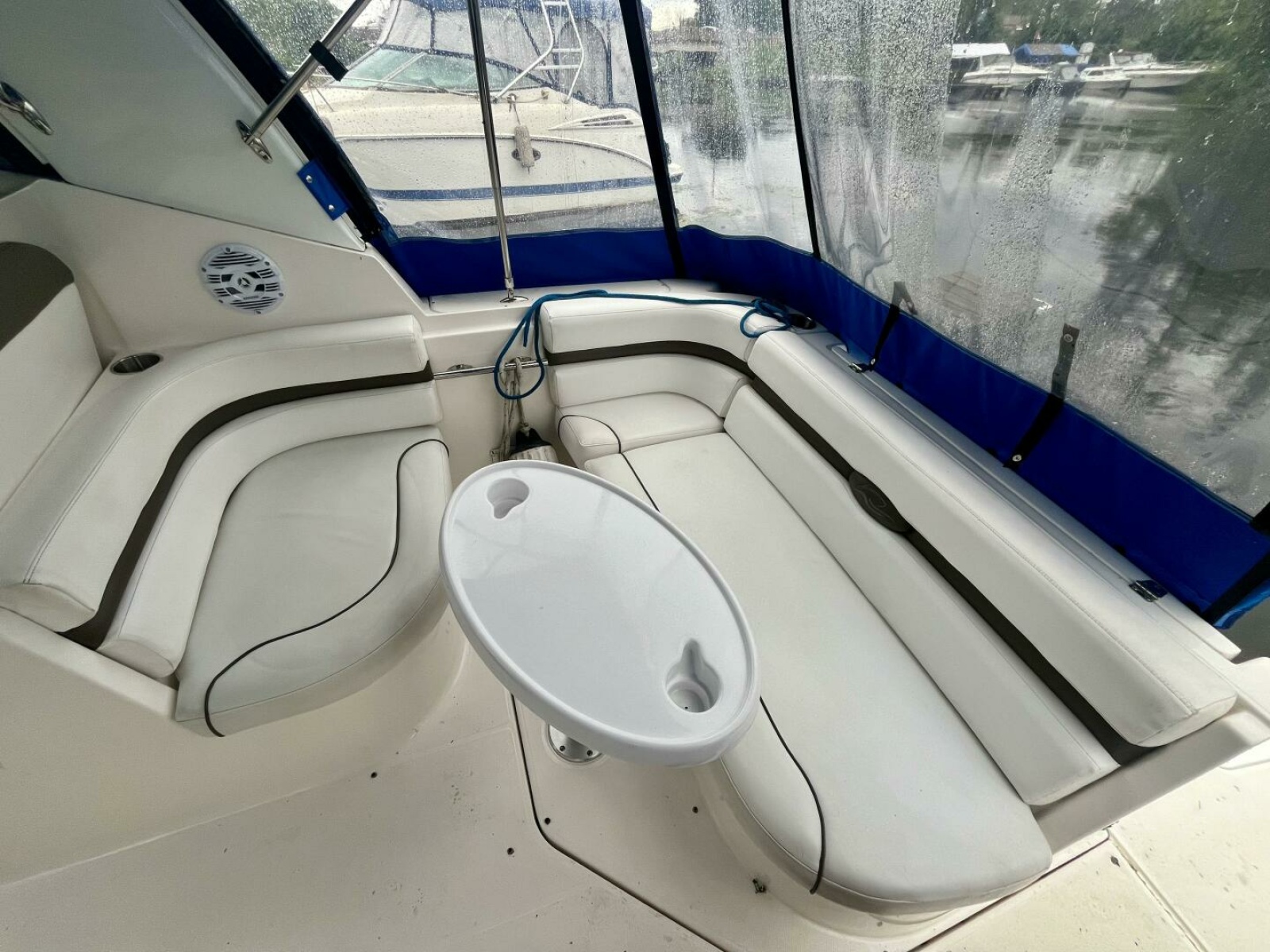 2009 Rinker 260 Express 26