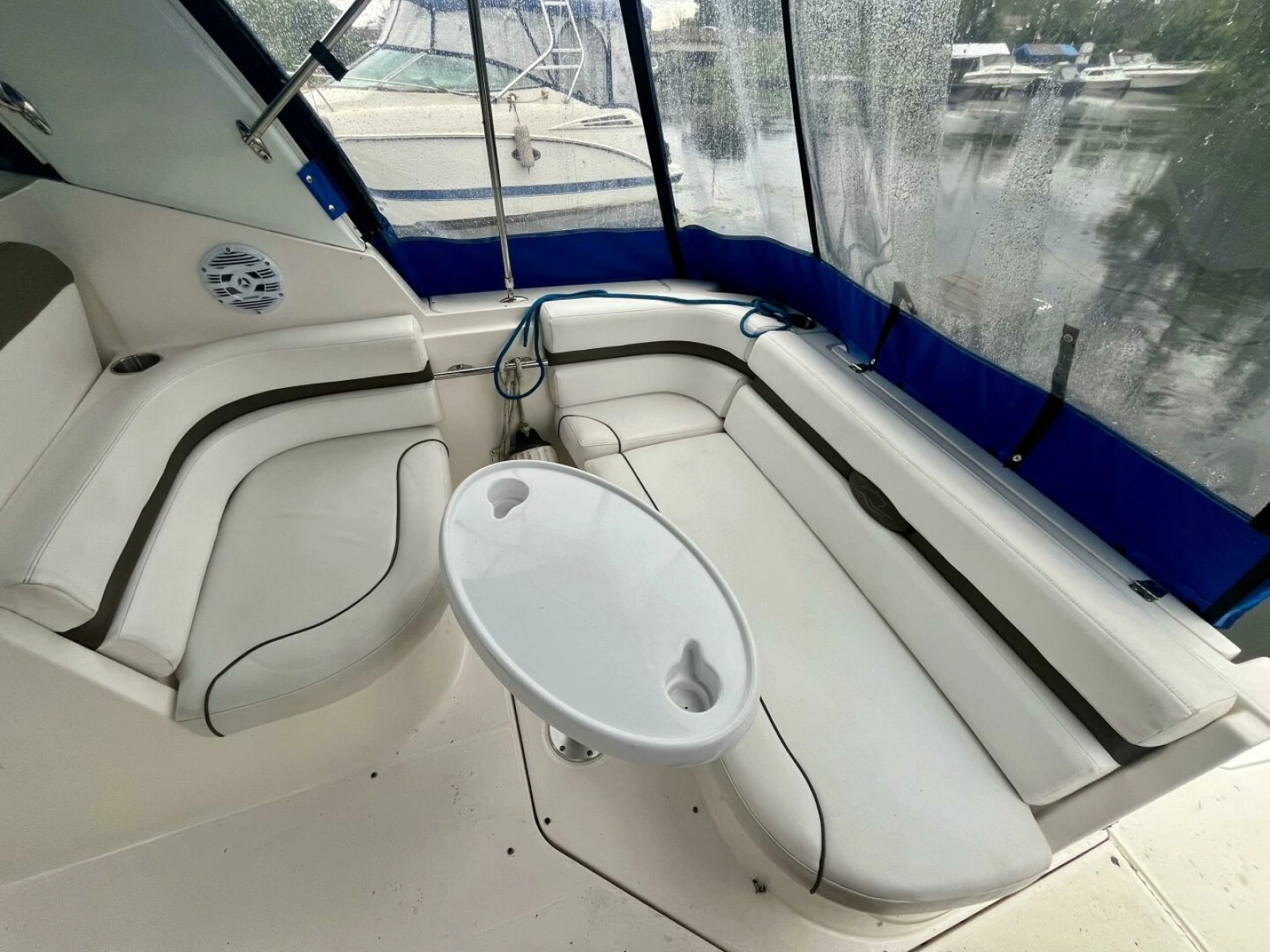 2009 Rinker 260 Express 26