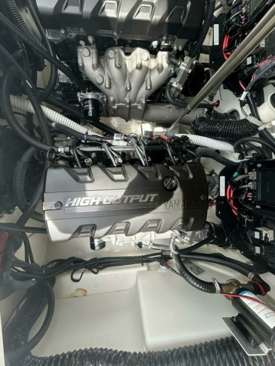 2021 Yamaha Boats 252 XE (Wake Edition) 25
